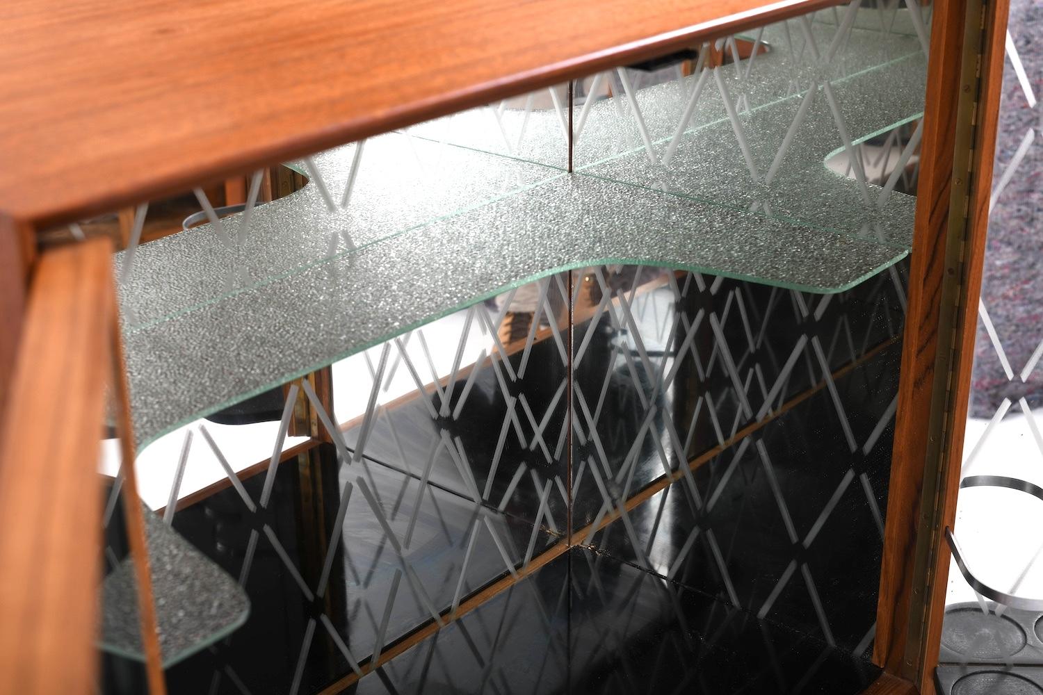 Specchio Mobile bar in teak con specchi Harlekin di Illum Wikkelsø in vendita