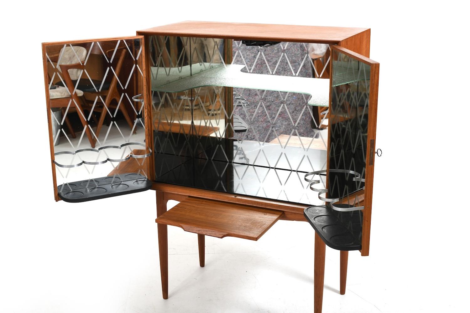 Mobile bar in teak con specchi Harlekin di Illum Wikkelsø in vendita 2