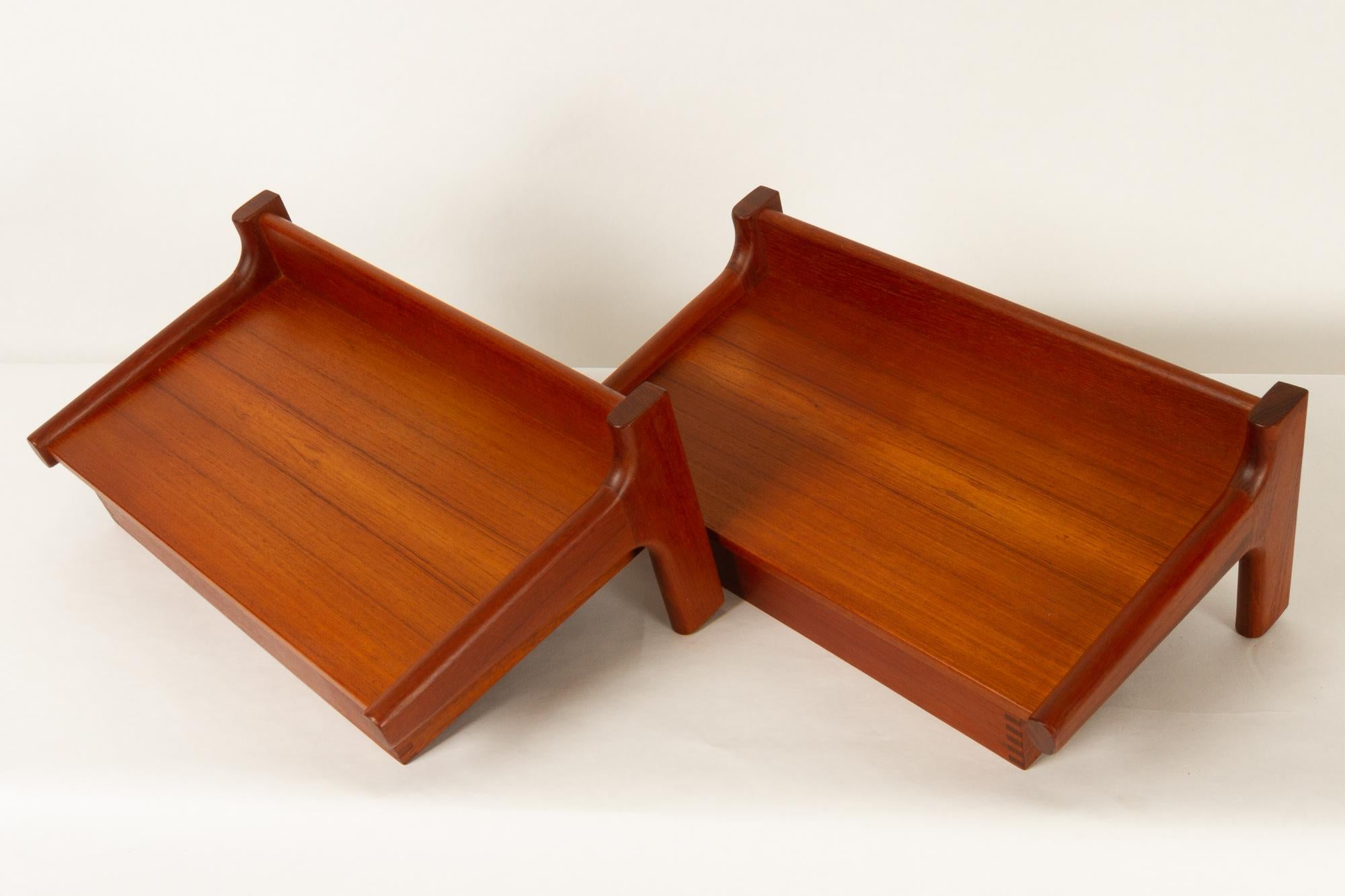 Teak bedside tables by Børge Mogensen for Søborg Møbler, 1960s.
Pair of Danish vintage wall mounted nightstands with drawers in teak.
One shelf with drawer mounted underneath. Hidden brackets for wall mounting on the back, to give them a floating