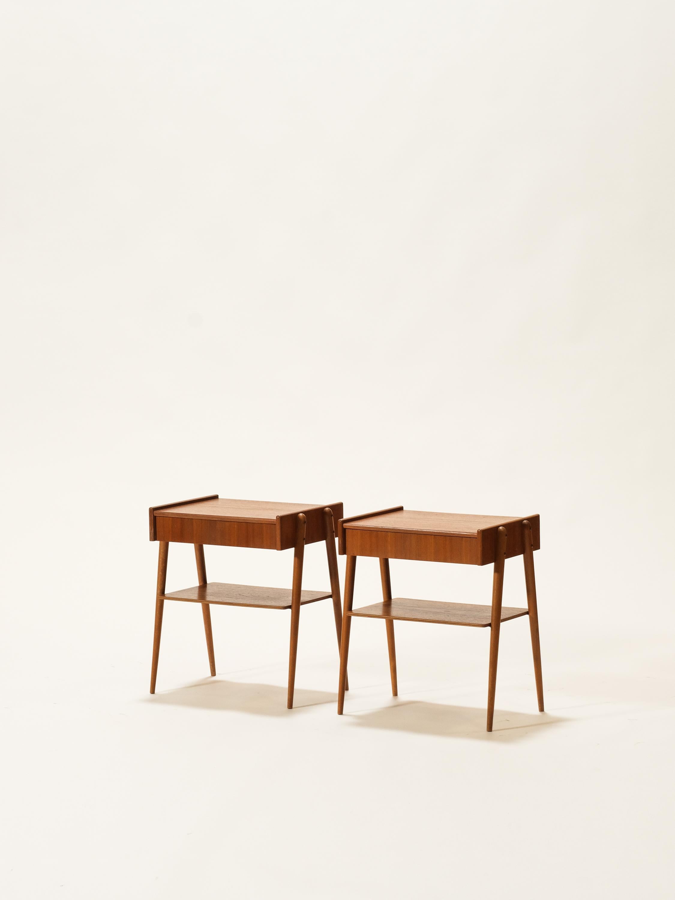 Beautiful set of two teak nightstands / bedside tables with drawer from the 1950s, made by Carlström & Co Möbelfabrik in Sweden.
The overall condition for both nightstands is good.