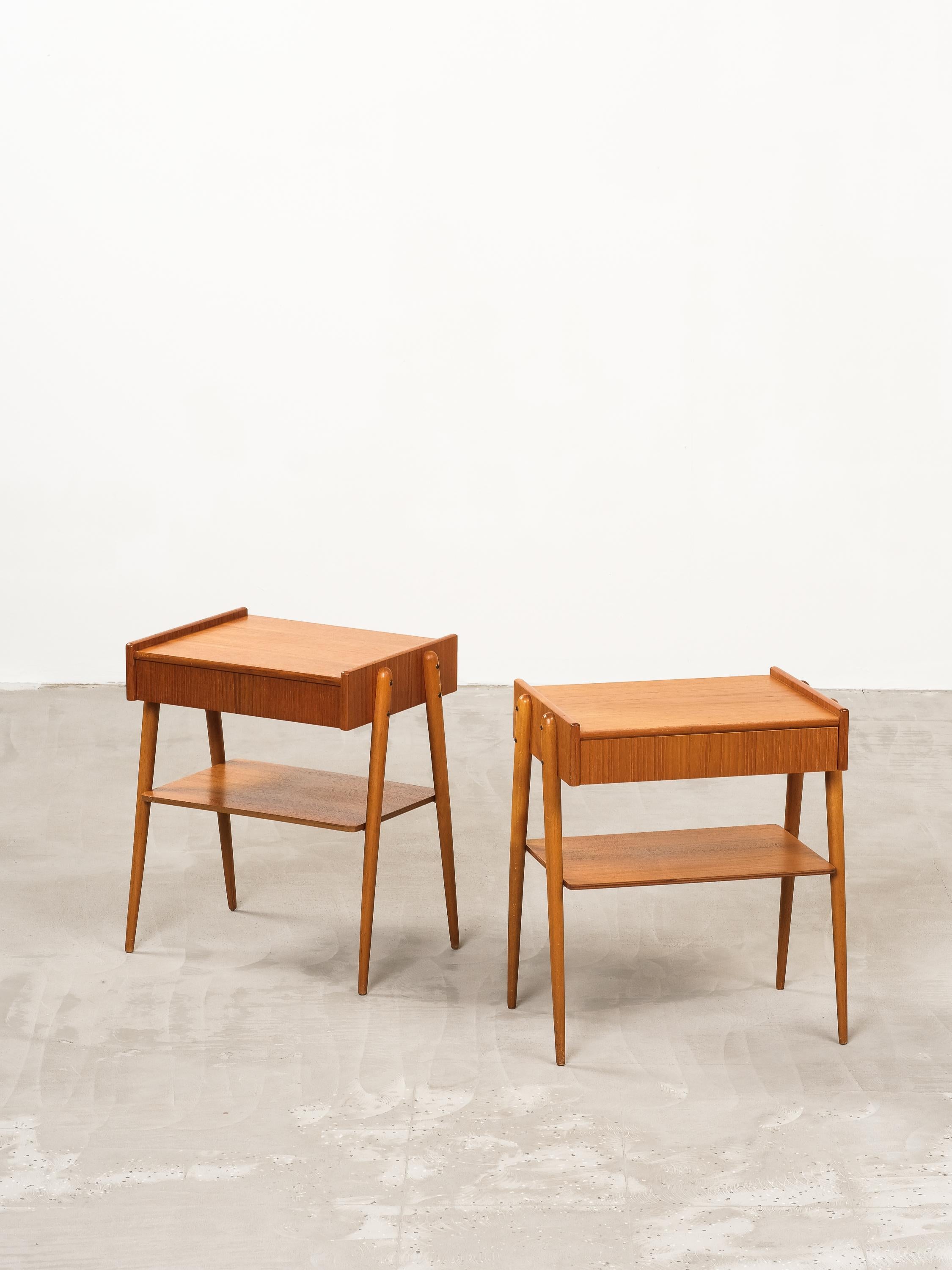 Beautiful set of two teak nightstands / bedside tables with drawer from the 1950s, made by Carlström & Co Möbelfabrik in Sweden.
The overall condition for both nightstands is good. Minor fading consistent with age and use.