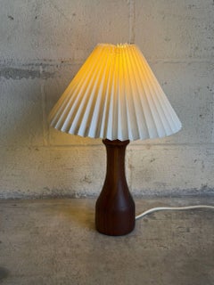 Lampada da tavolo in teak beige con paralume plissettato, illuminazione d'accento, stile danese MCM, anni '60