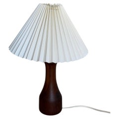 Lampada da tavolo in teak beige con paralume plissettato, illuminazione d'accento, stile danese MCM, anni '60