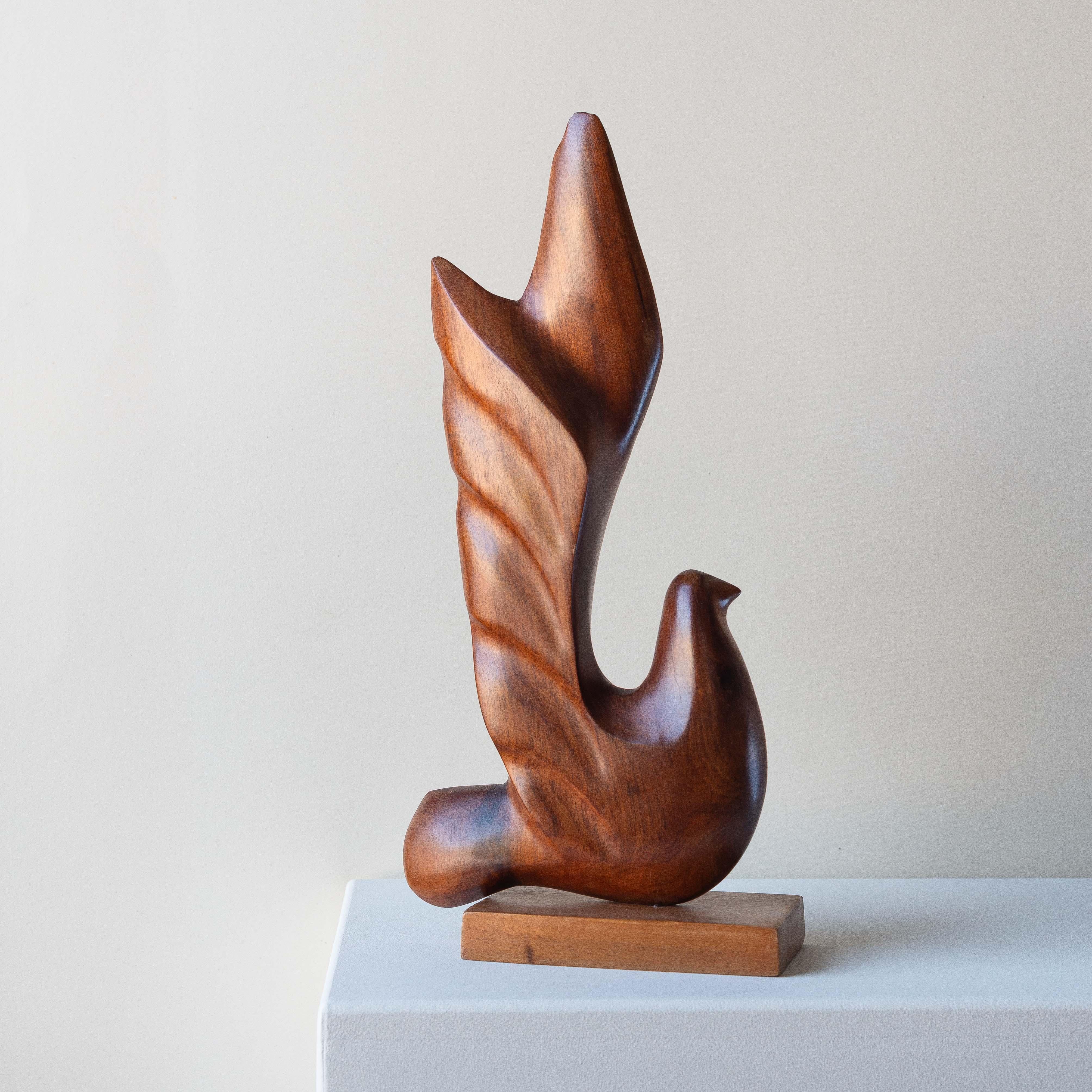 Scultura antropomorfa, uccello in teak, design danese degli anni '60.

Questa scultura in teak proveniente dalla Danimarca rappresenta un uccello trattato in modo minimale, quasi astratto. 

Alto 38 cm, presenta linee solo suggerite che trasmettono