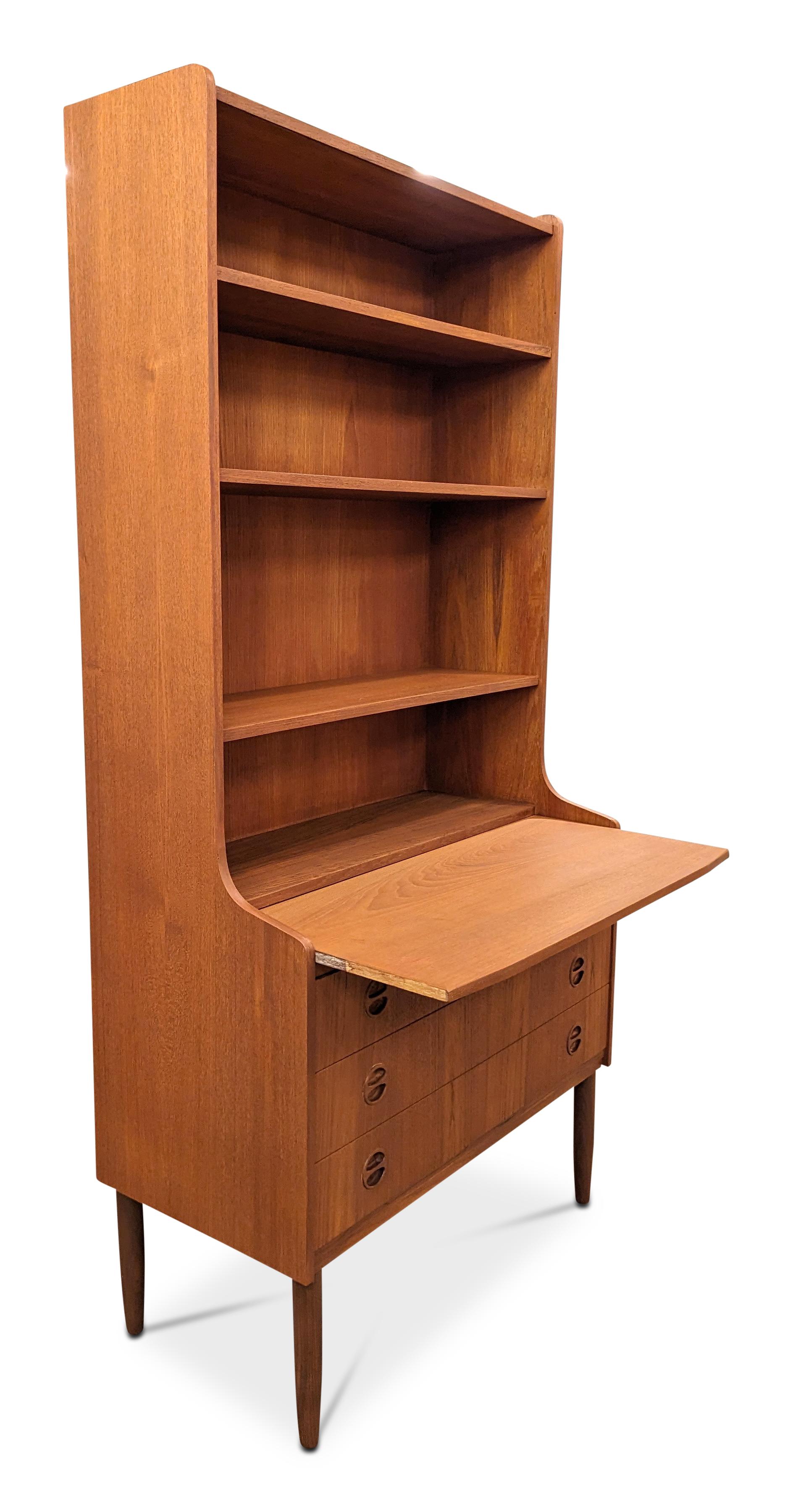 Teak Bookcase - 022440 Vintage Danish Mid Century  In Good Condition For Sale In Jersey City, NJ