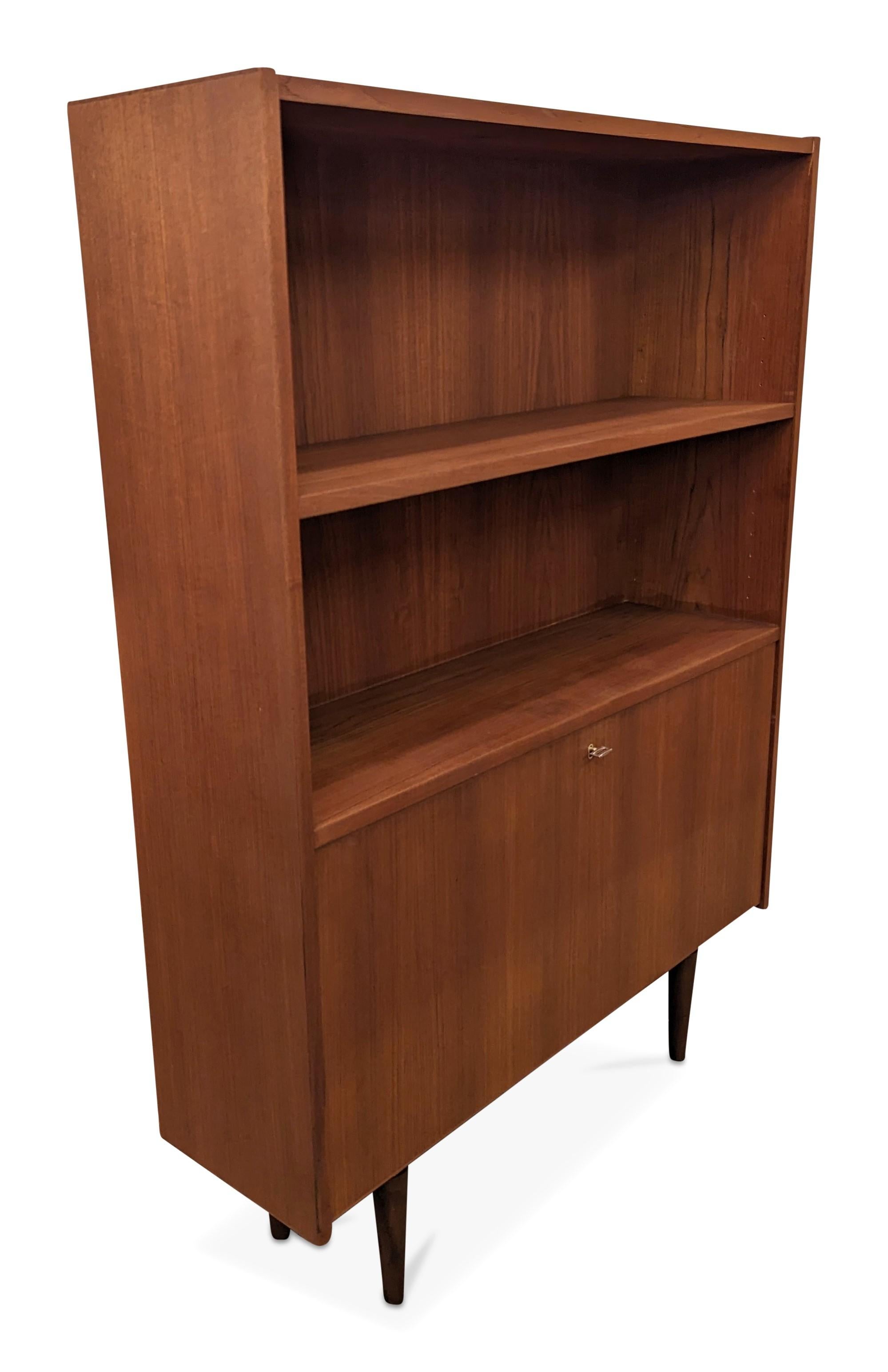 Vintage Danish mid-century modern, made in the 1950's - Recently refurbished

The piece is more than 65+ years old and some wear and tear can be expected, but we do everything we can to refurbish them in respect to the design.

There is a science
