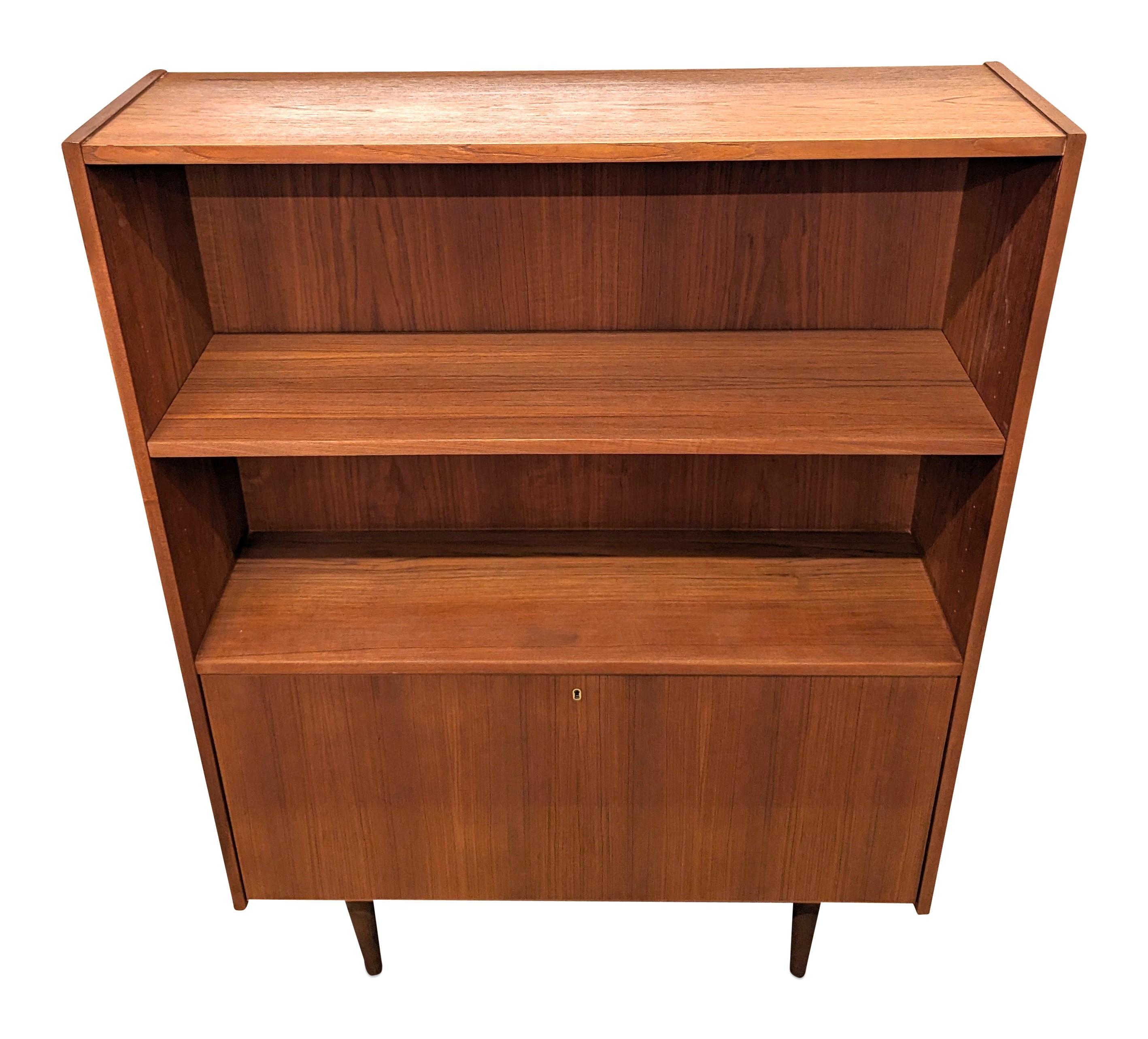 Teak Bookcase - 022471 Vintage Danish Mid Century In Good Condition For Sale In Jersey City, NJ