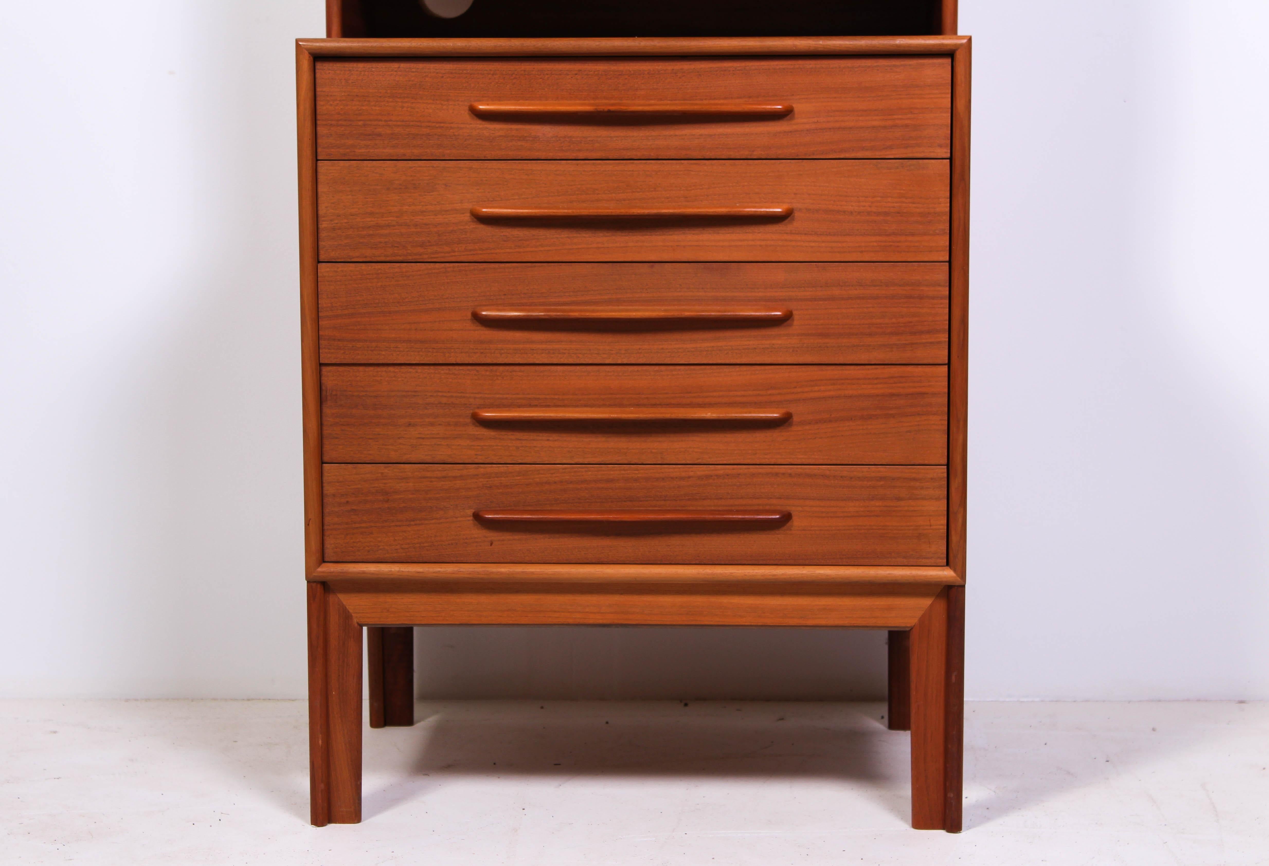 A midcentury teak bookcase by Alf Svensson, produced by Bjästa möbelfabrik in the 1950s. The book case is in very good vintage condition, a circular hole is cut out from the back of the top piece for electronic cords. 

The top can be taken of so