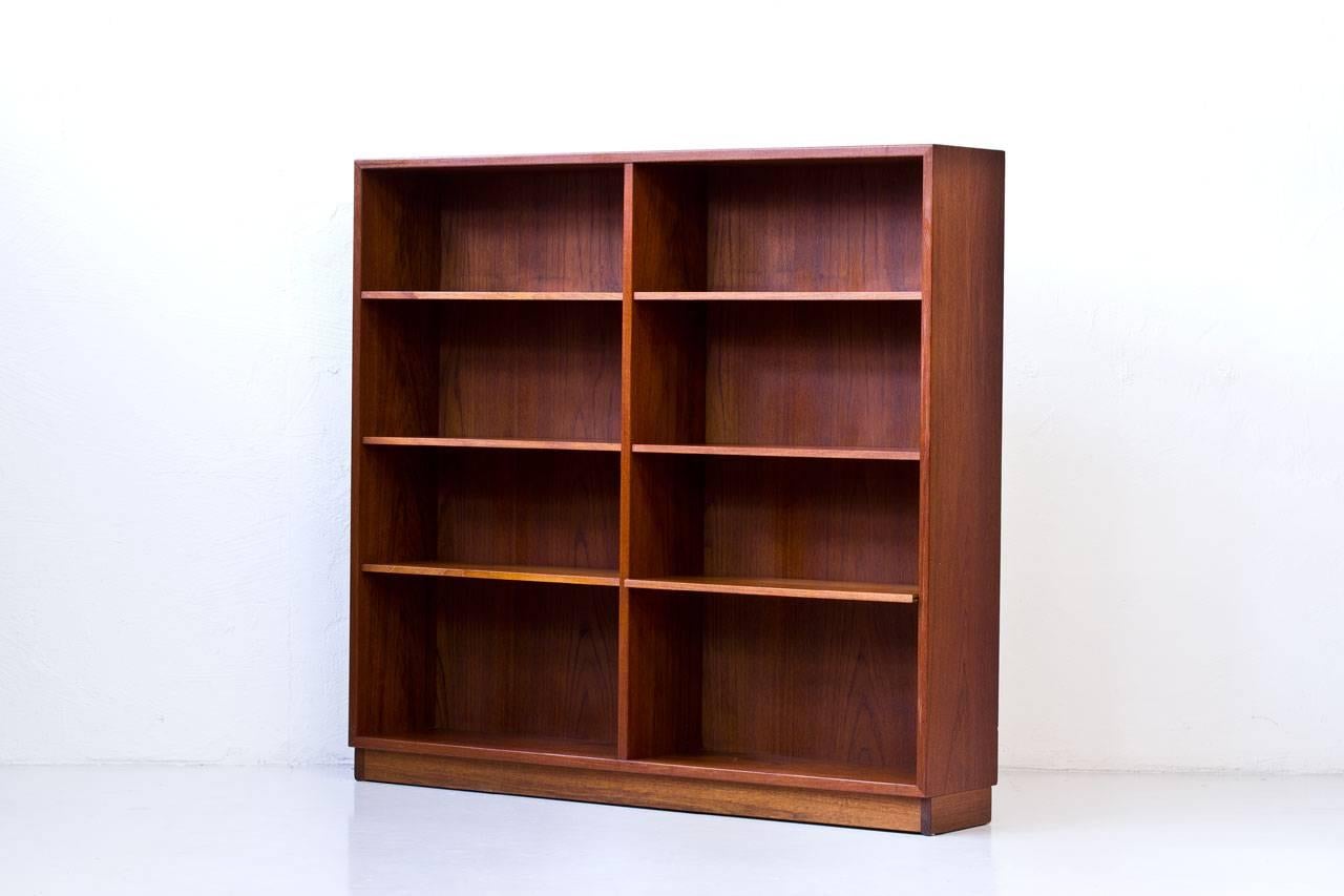 Bookcase designed by Børge Mogensen produced by Karl Andersson & Söner in Sweden during the 1950s. Made out of teak with adjustable shelves.