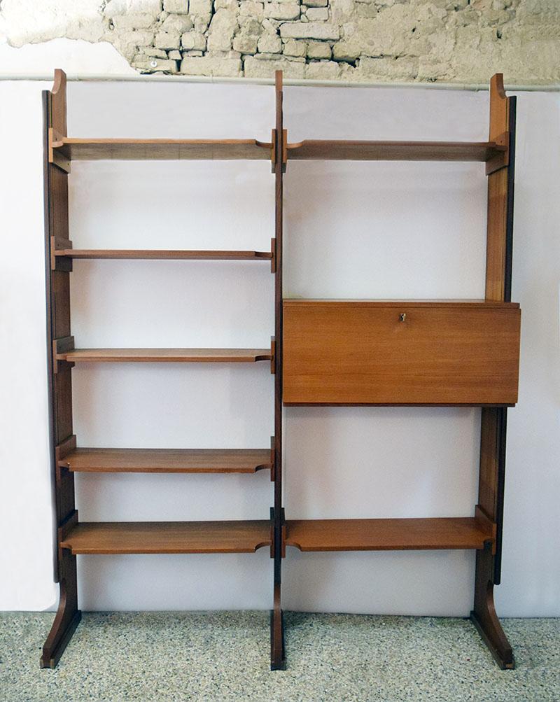 Libreria autoportante a due campate prodotta da Esposizione Permanente Mobili Cantu' negli anni '60.
Struttura in legno di teak con guide in ottone.
Ripiani regolabili con scomparto per il mobile bar.
In ottime condizioni.