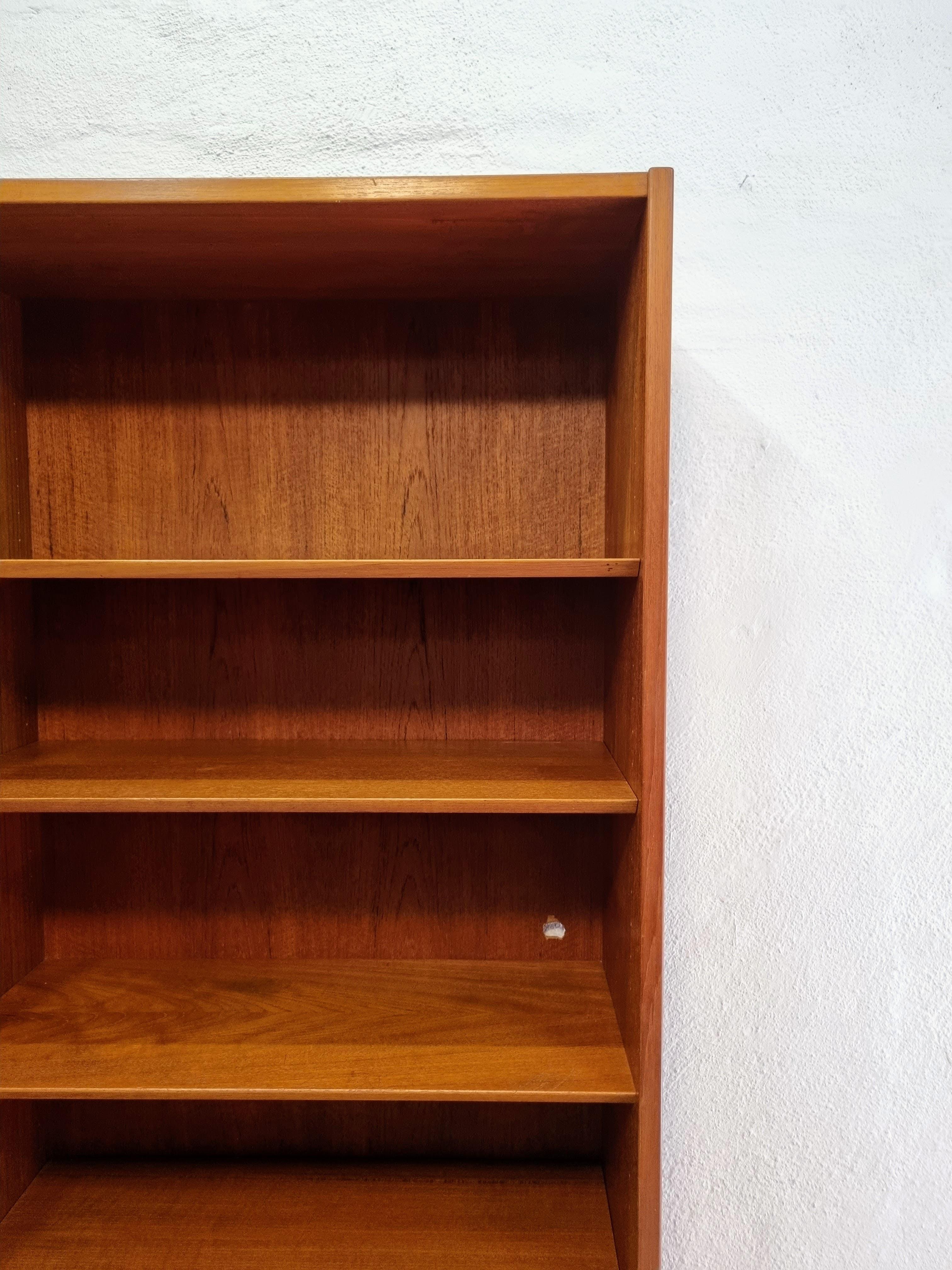 Teak bookcase with height-adjustable shelves.  
This bookcase is manufactured by the Danish furniture factory Hundevad & Co.  The bookcase is beautifully made and made of good materials.  
Apart from the Hundevad stamp on the back, of course, the