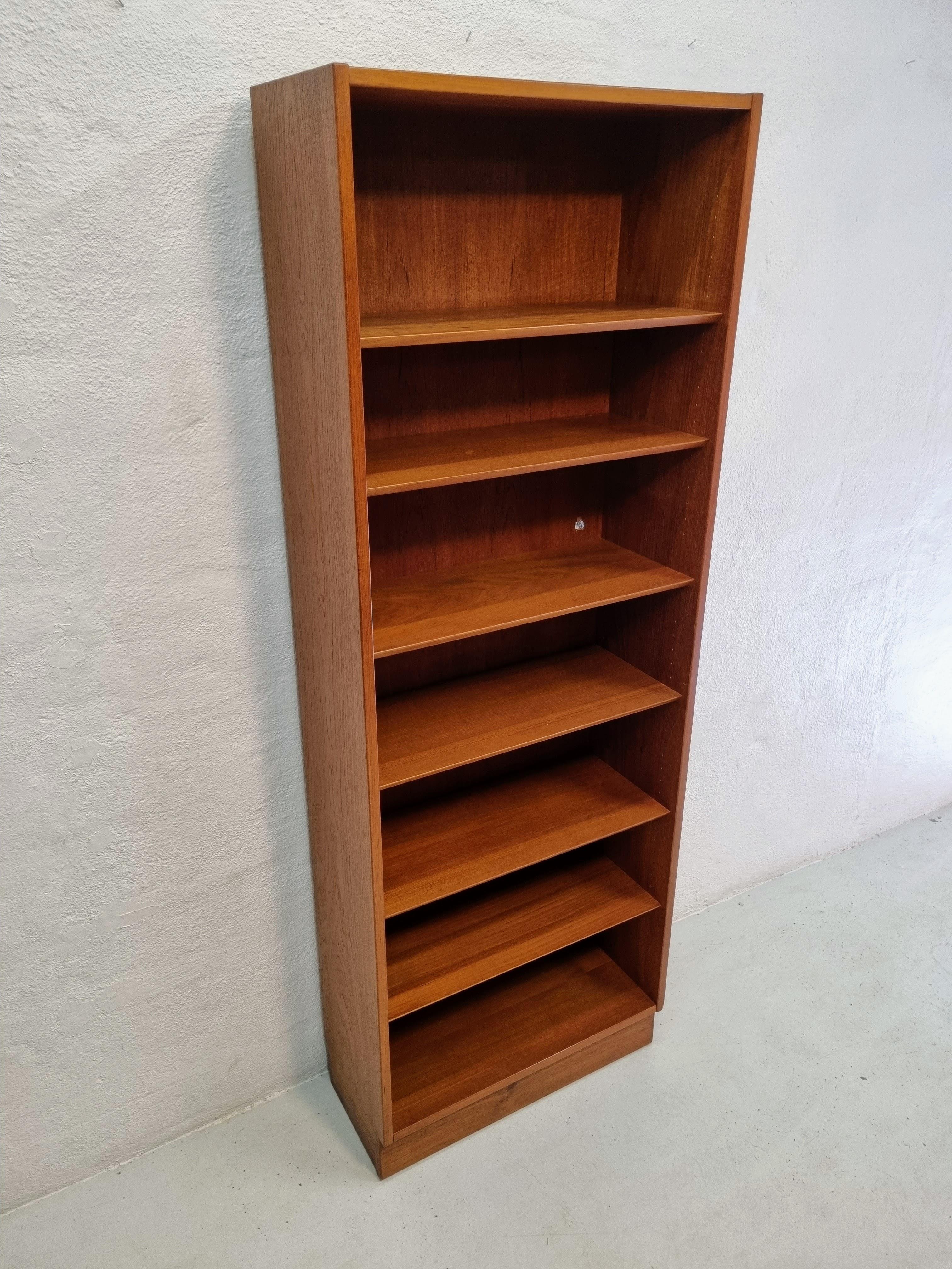 Mid-Century Modern Teak bookcase by Hundevad & Co.