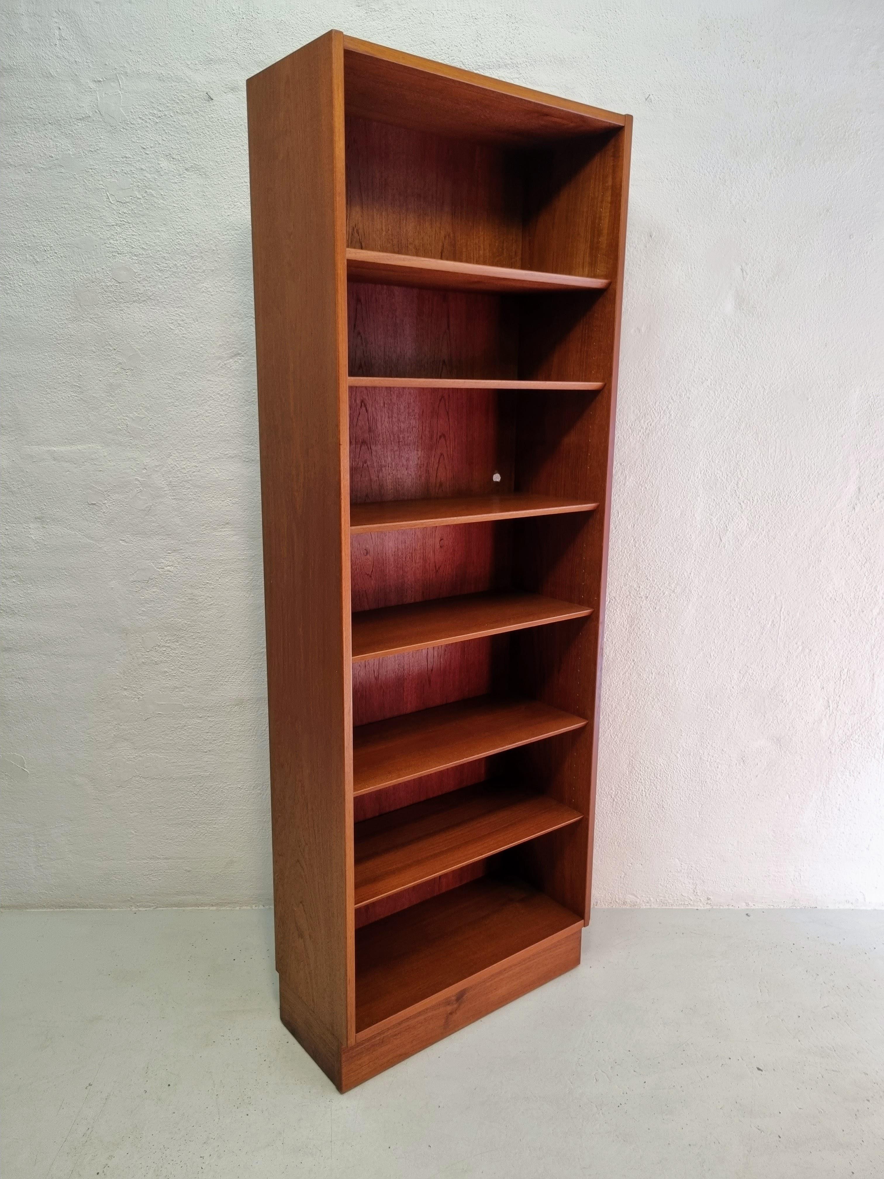 Veneer Teak bookcase by Hundevad & Co.