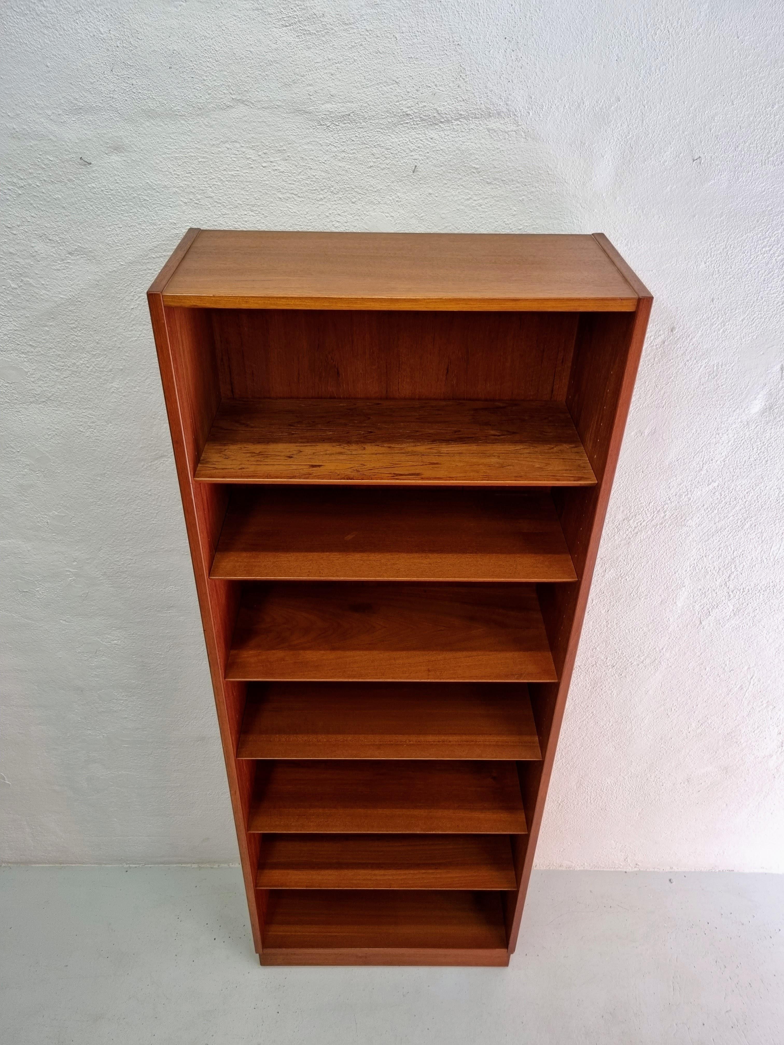 Teak bookcase by Hundevad & Co. In Good Condition In Vojens, 83