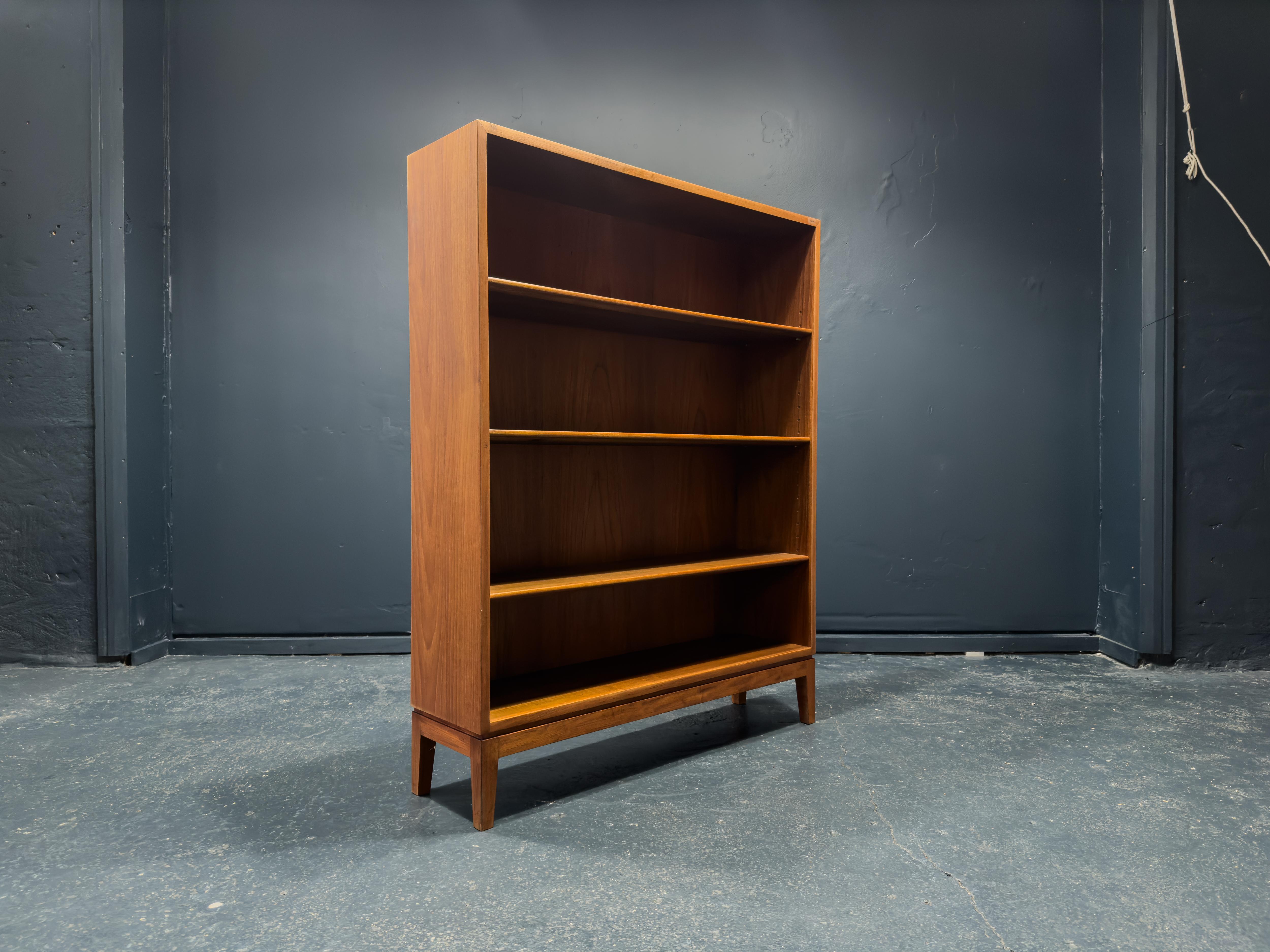 Questa libreria semplicistica di metà secolo vanta un'eleganza e un design minimalista ed efficace. L'eleganza del pezzo è messa in risalto dalla splendida lavorazione artigianale e dalla qualità dei materiali. Il legno ha un calore e una venatura