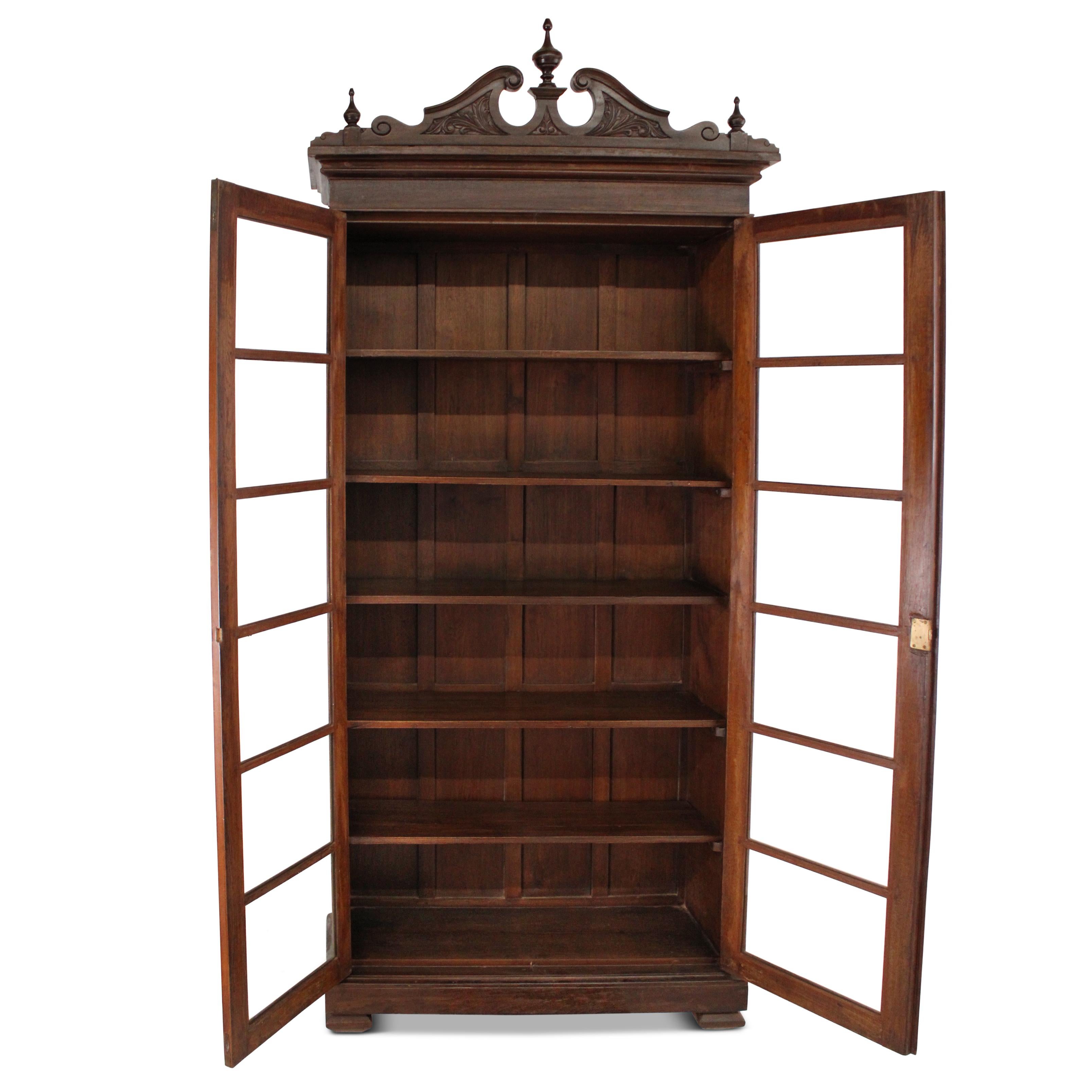 Librería de teca de un palacio indio Colonial británico en venta