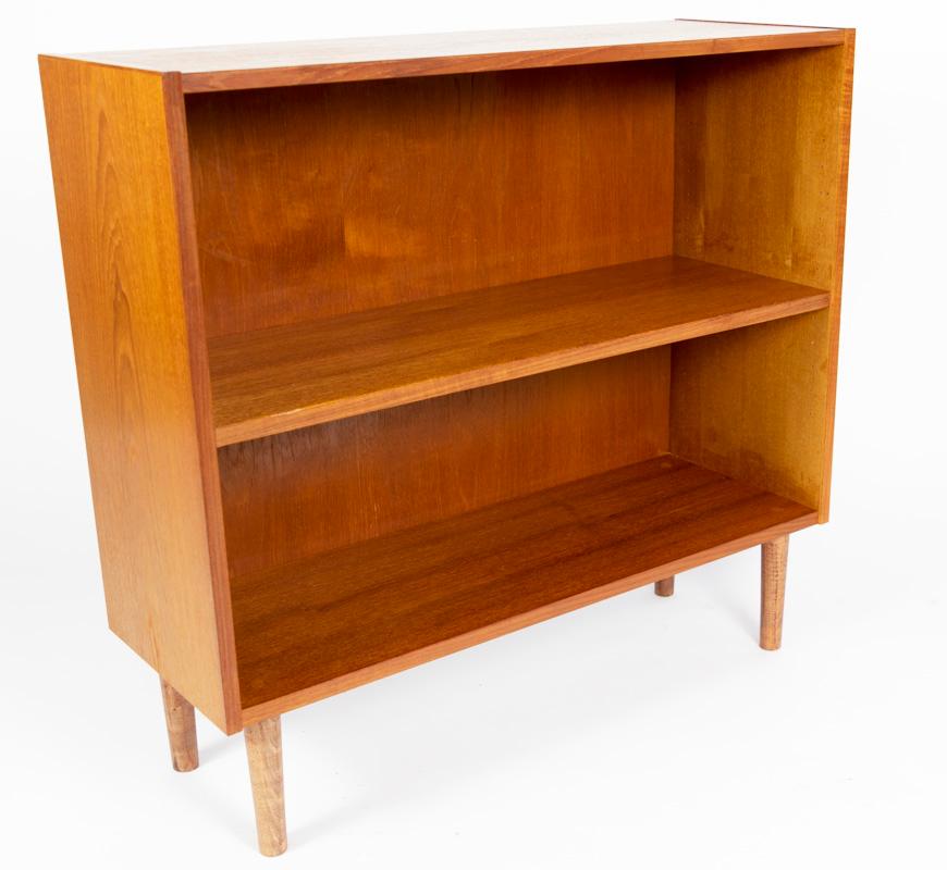 Great Classic bookcase from 1960s-1970s made of teak on tampered legs.
Scandinavian minimalism. Maintained in good condition, directly for use.