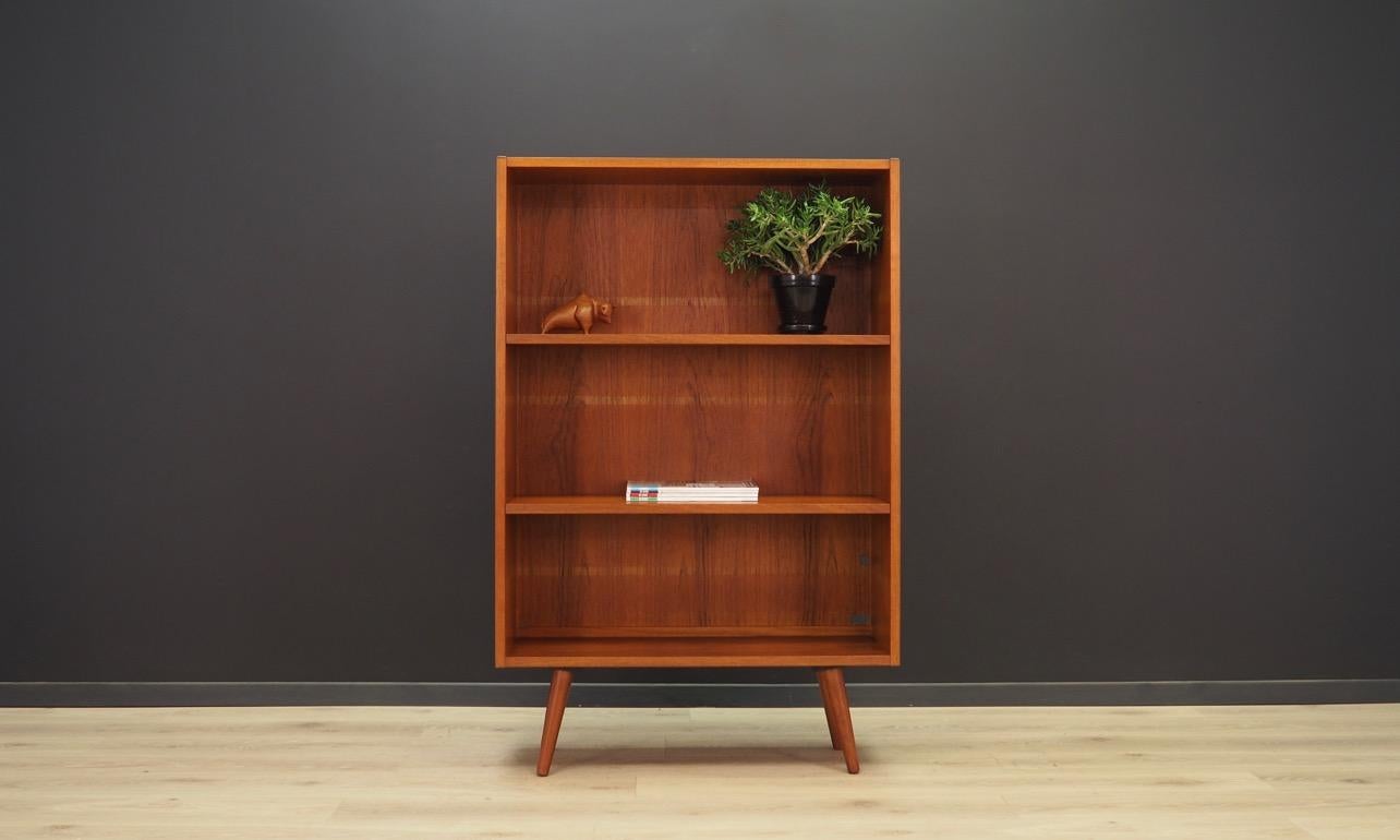 Classic bookcase from the 1960s-1970s, Minimalist form - Danish design. The whole is veneered with teak. adjustable shelves height. Preserved in good condition (minor scratches) - directly for use.

Dimensions: height 129 cm, width 84 cm, depth 31