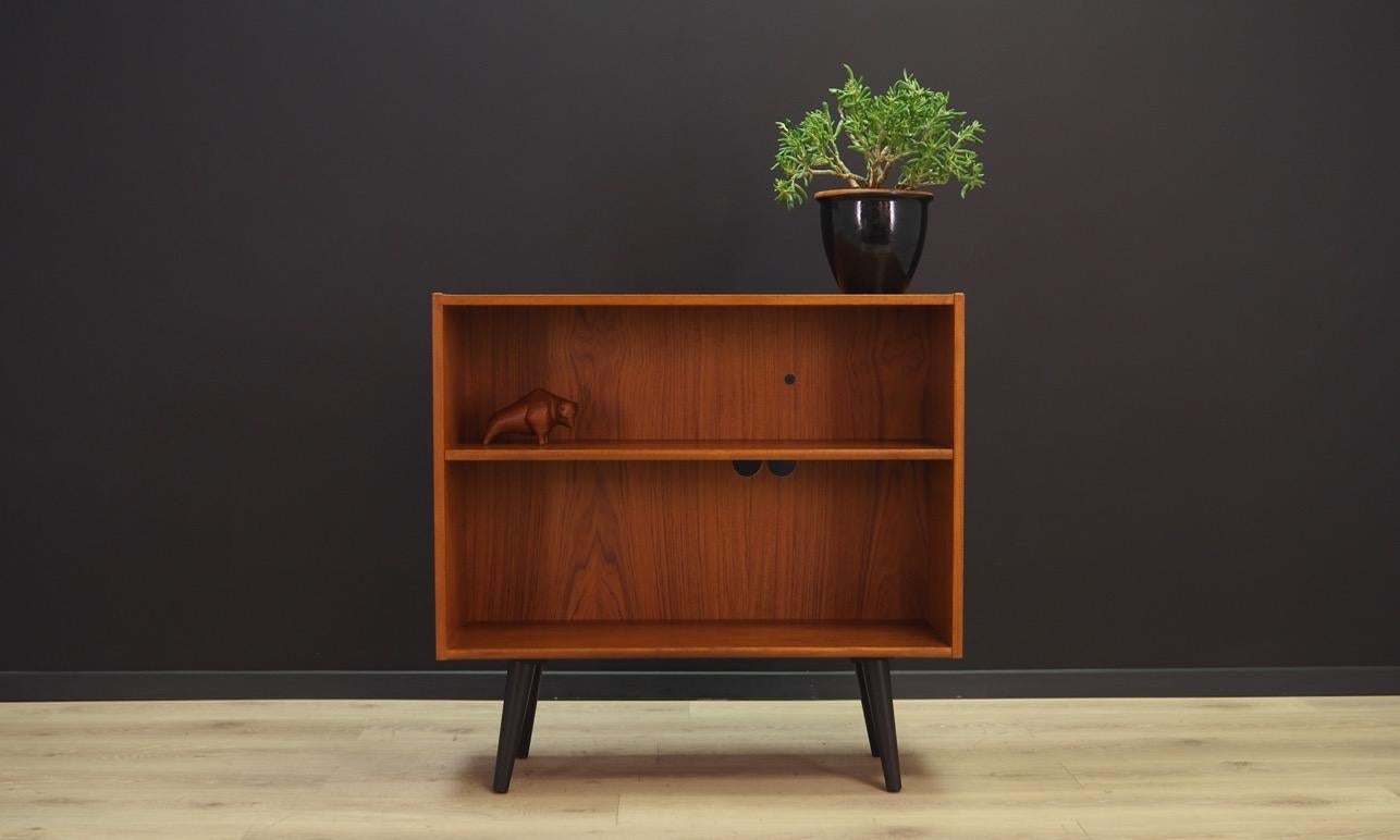 Classic bookcase / library from the 1960s-1970s. Danish design, Minimalist form. Furniture finished with teak veneer. Shelf with adjustable height. Maintained in good condition (minor bruises and scratches) - directly for use.

Dimensions: Height