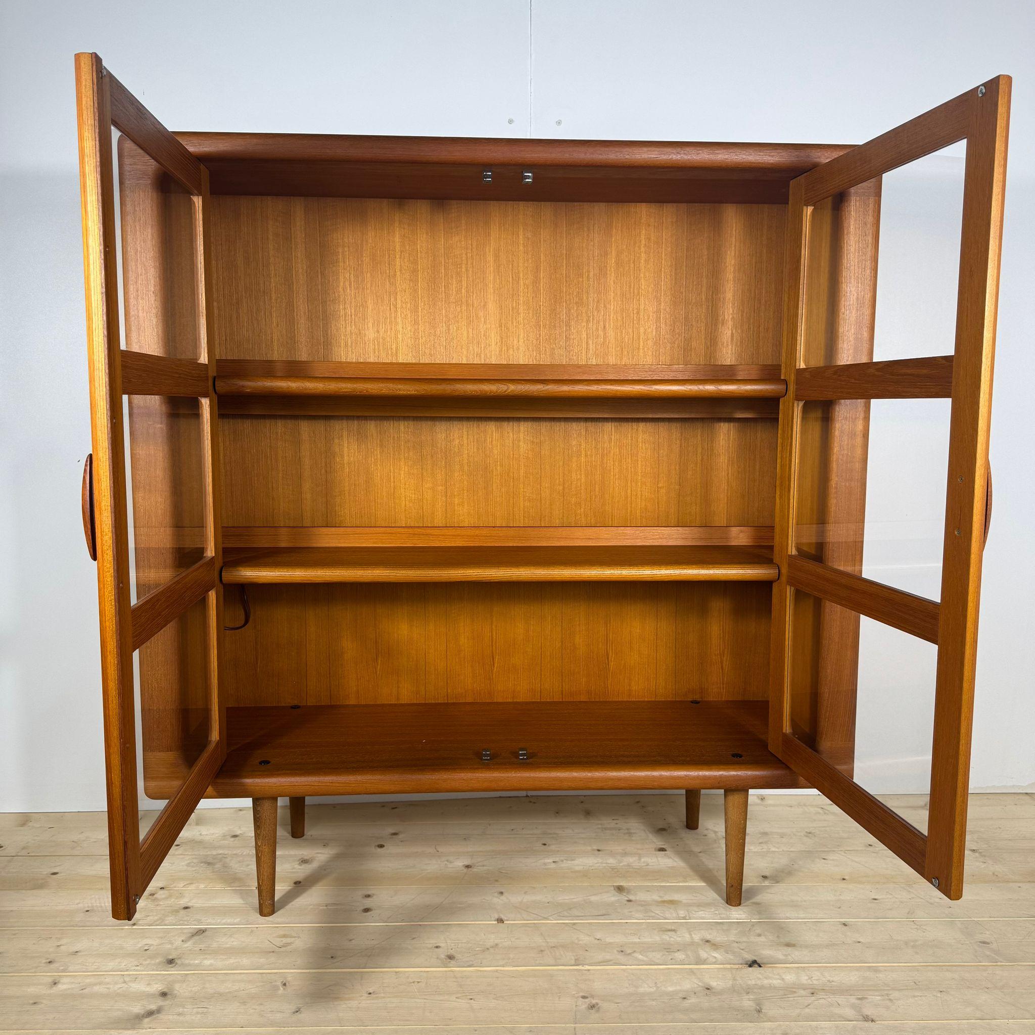 Teak bookcase with glass doors, Denmark 1960s In Good Condition For Sale In Torino, IT