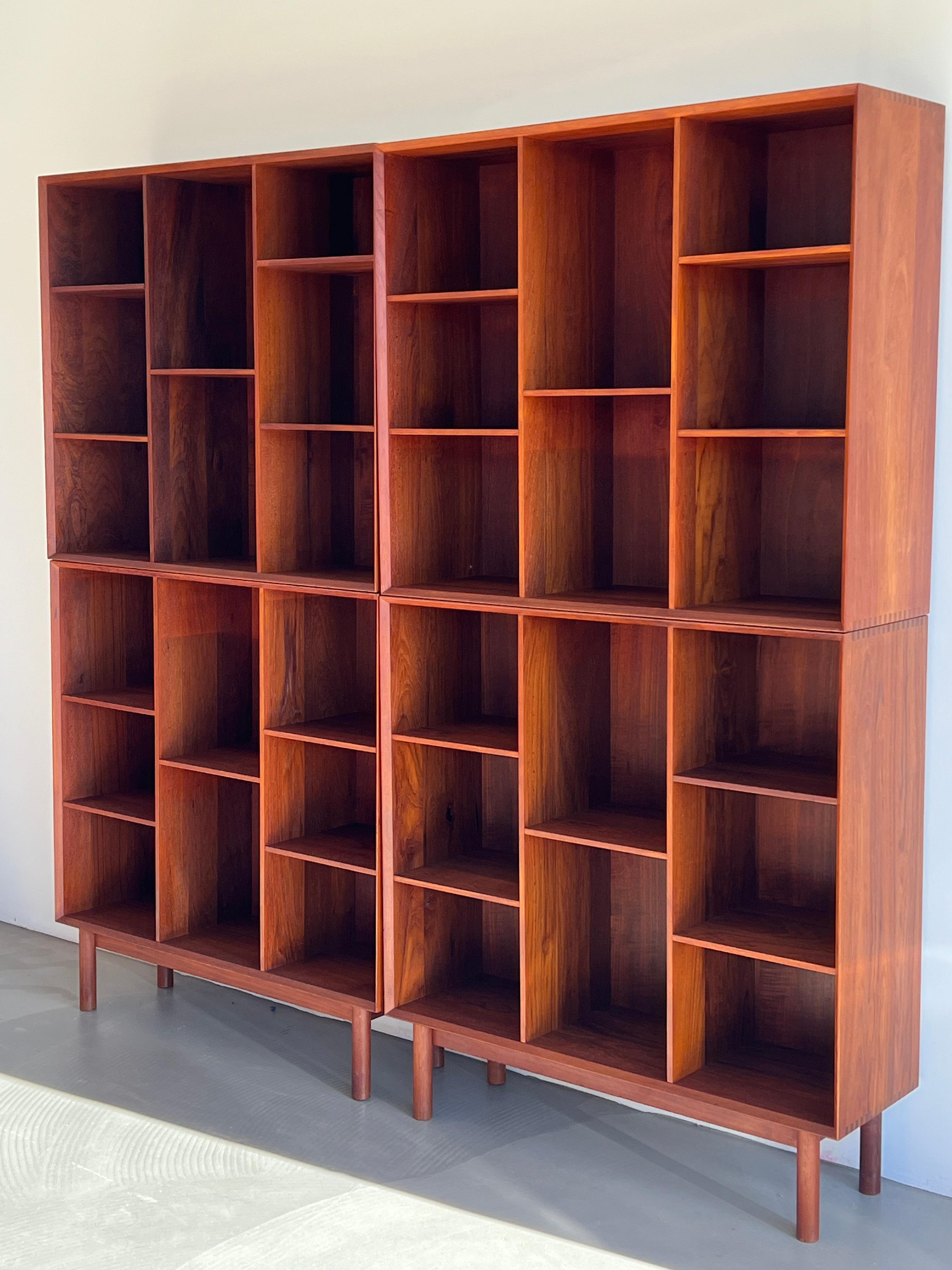 Una straordinaria coppia di librerie modulari in teak progettate dall'acclamato duo danese Peter Hvidt & Orla Mølgaard-Nielsen per John Stuart Inc. negli anni '60 circa. Questi pezzi della metà del secolo scorso, finemente lavorati, mostrano le