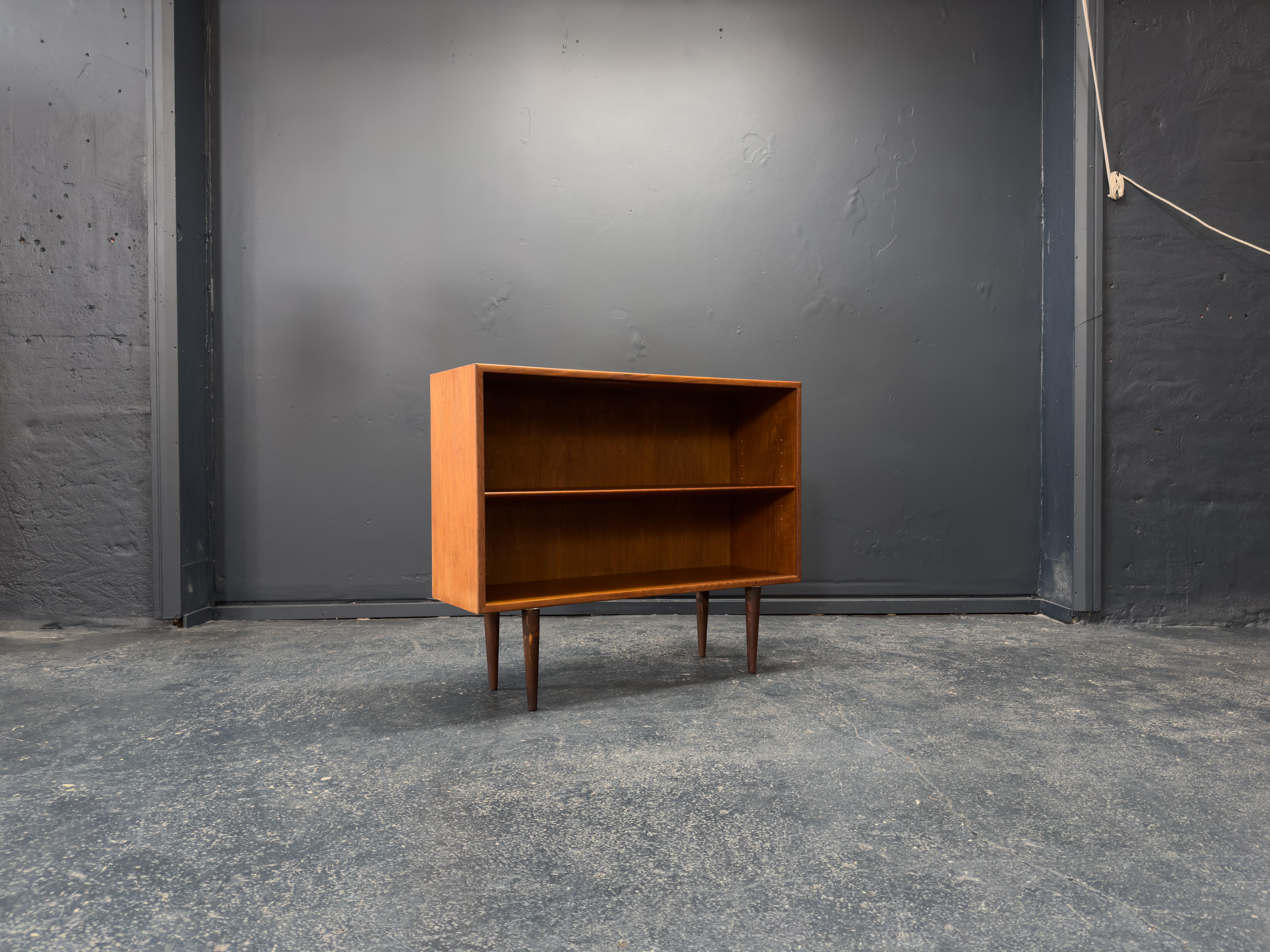 Esta refinada librería de mediados de siglo encarna la elegancia y la sencillez del diseño escandinavo, y está fabricada con madera de teca cálida y bellamente labrada. Las líneas limpias y el perfil discreto permiten que la veta natural de la