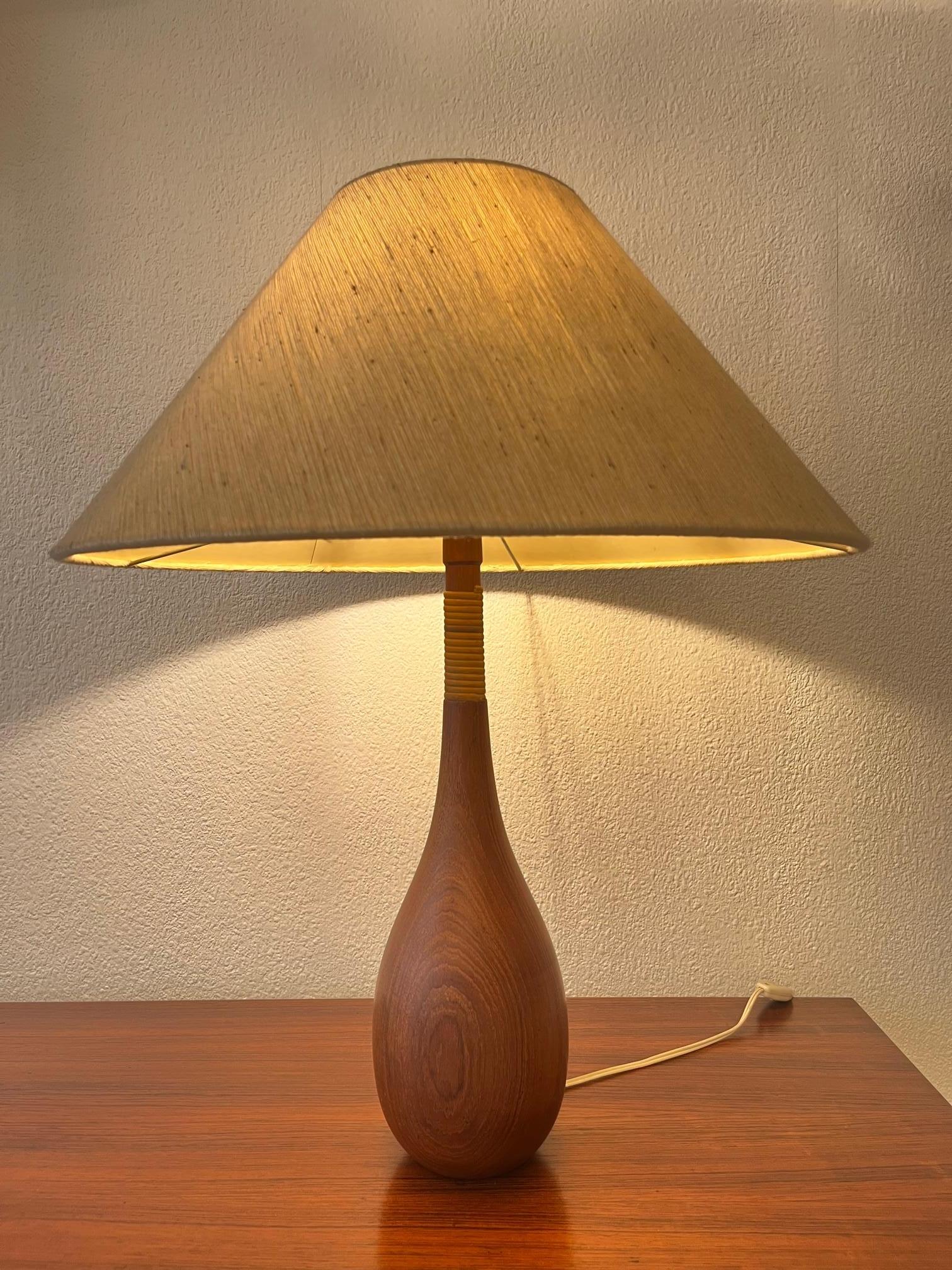 Tischlampe aus Teakholz und Schilfrohr in Flaschenform mit konischem Seidenschirm.
Guter Vintage-Zustand.
H 68 x T 55 cm
