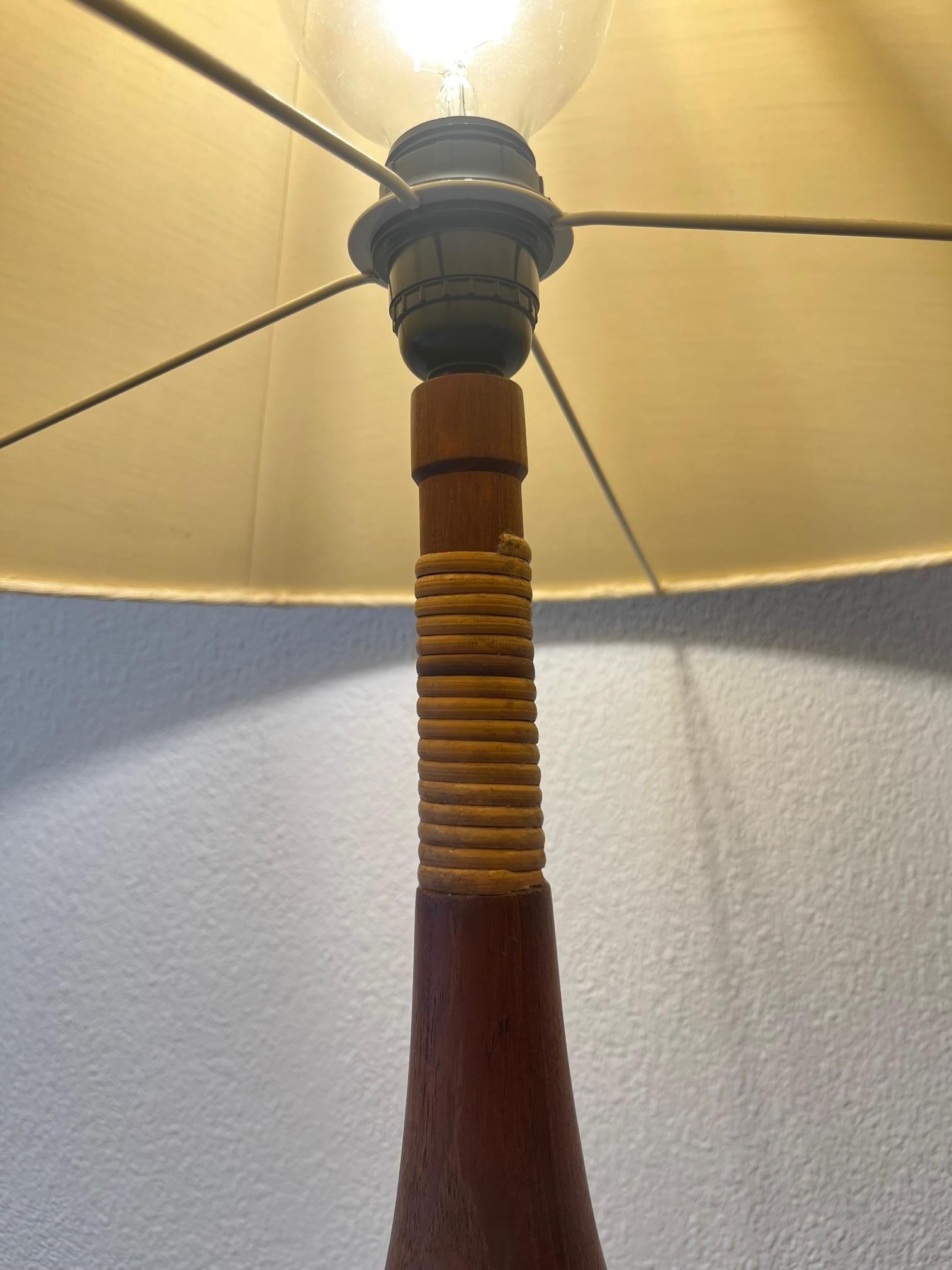 Teakholz-Tischlampe in Flaschenform von ESA, Dänemark, ca. 1960er Jahre (Seide) im Angebot