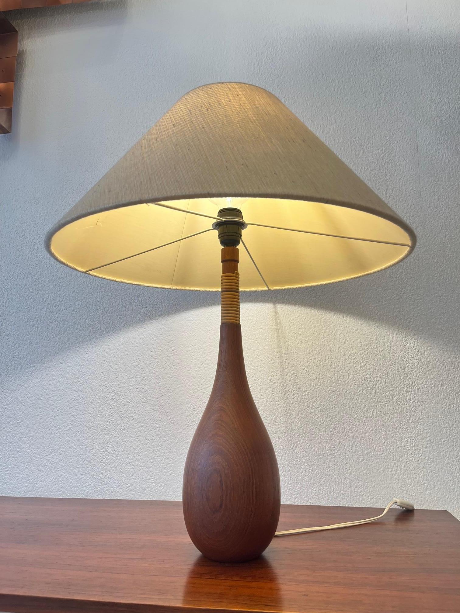 Teakholz-Tischlampe in Flaschenform von ESA, Dänemark, ca. 1960er Jahre im Angebot 1