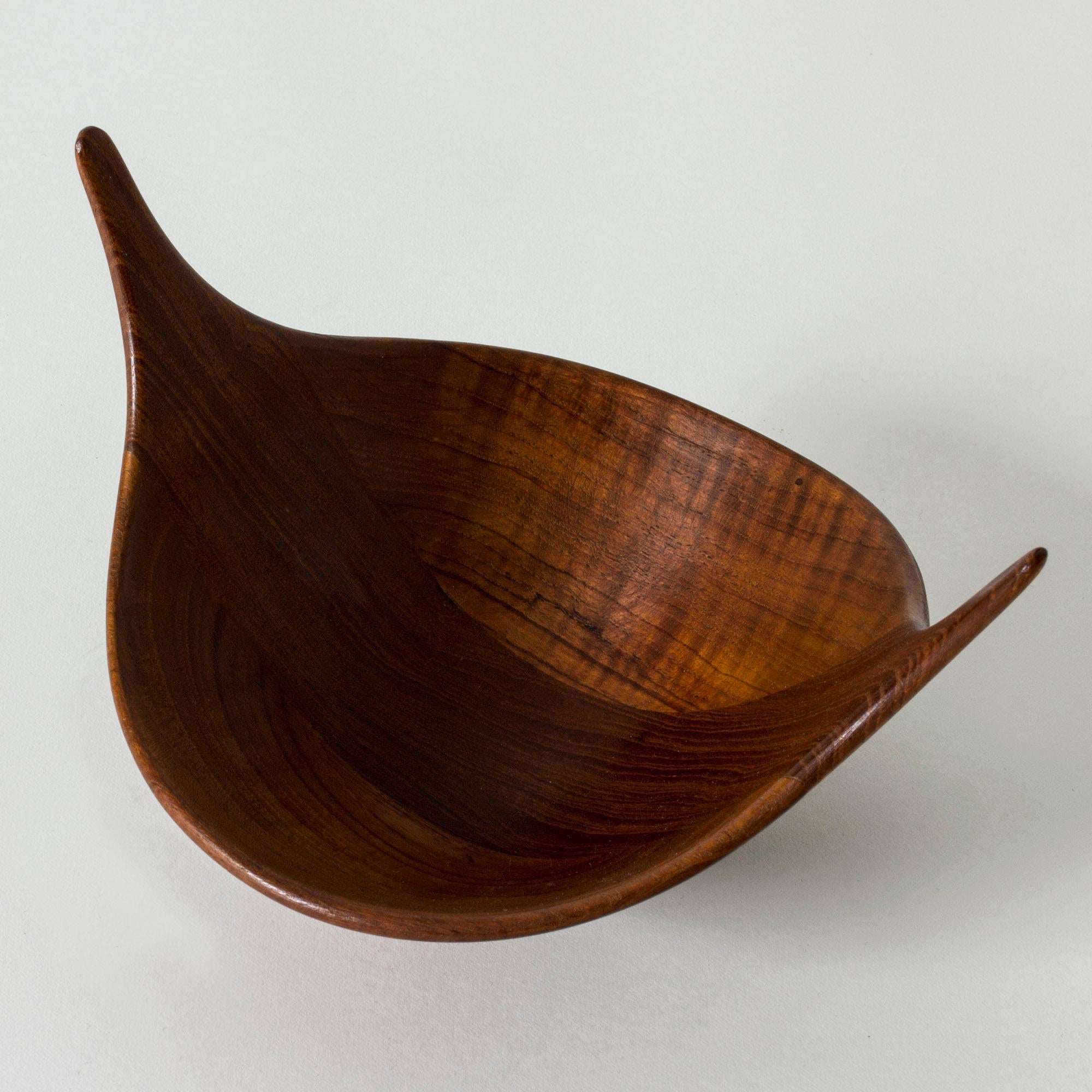 Lovely bowl by Johnny Mattsson, sculpted from teak in a smooth form with drawn out, pointy ends. Beautiful woodgrain, seamless joinery.