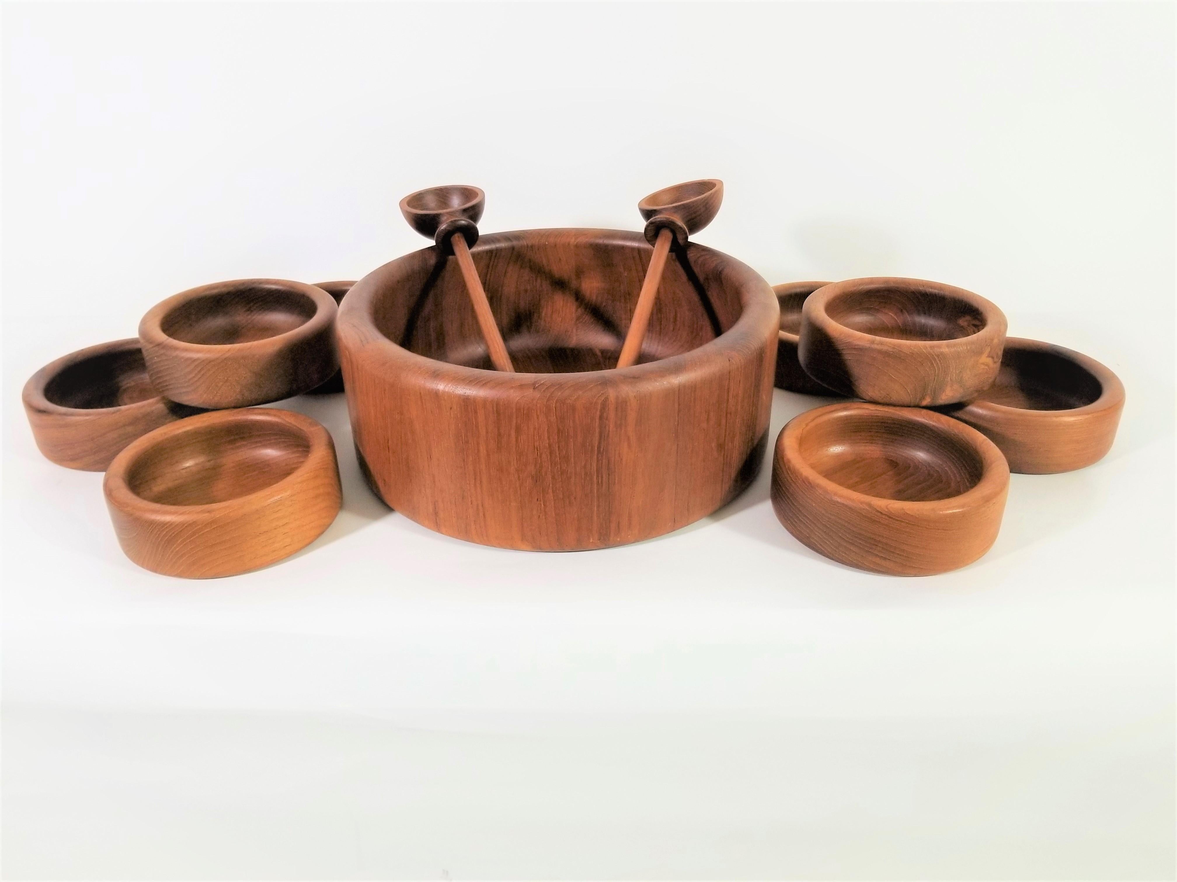Mid Century Teak Bowl or Salad Set by Nissen Denmark 11 Pieces Service for 8 In Excellent Condition For Sale In New York, NY