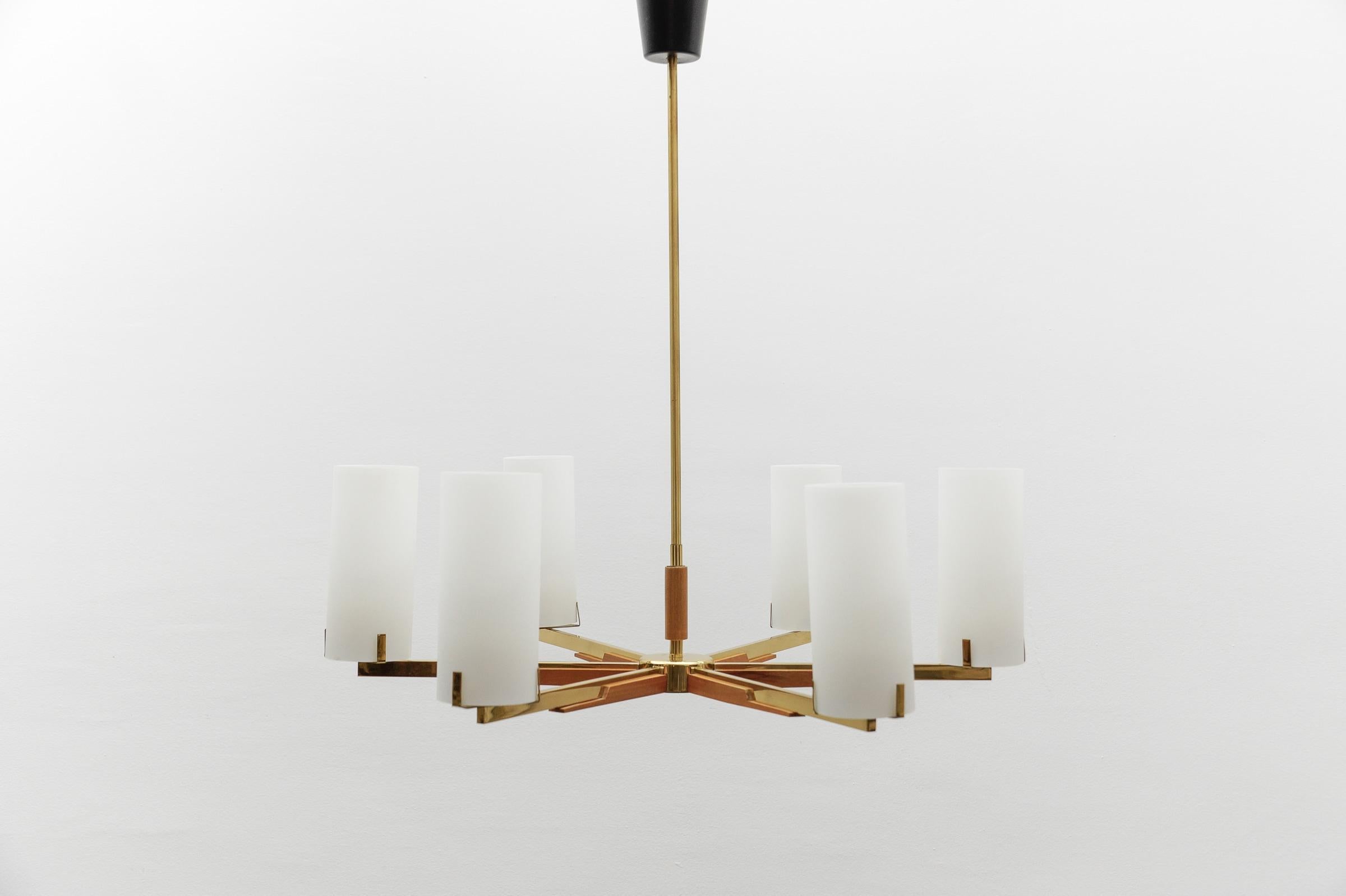 Die Lampe ist mit einer E27 Edison-Schraube fit Glühbirne ausgeführt. Es ist verkabelt und in funktionstüchtigem Zustand. Er läuft sowohl mit 110 als auch mit 230 Volt.

Glühbirnen sind nicht enthalten.

Es ist möglich, dieses Gerät in allen Ländern