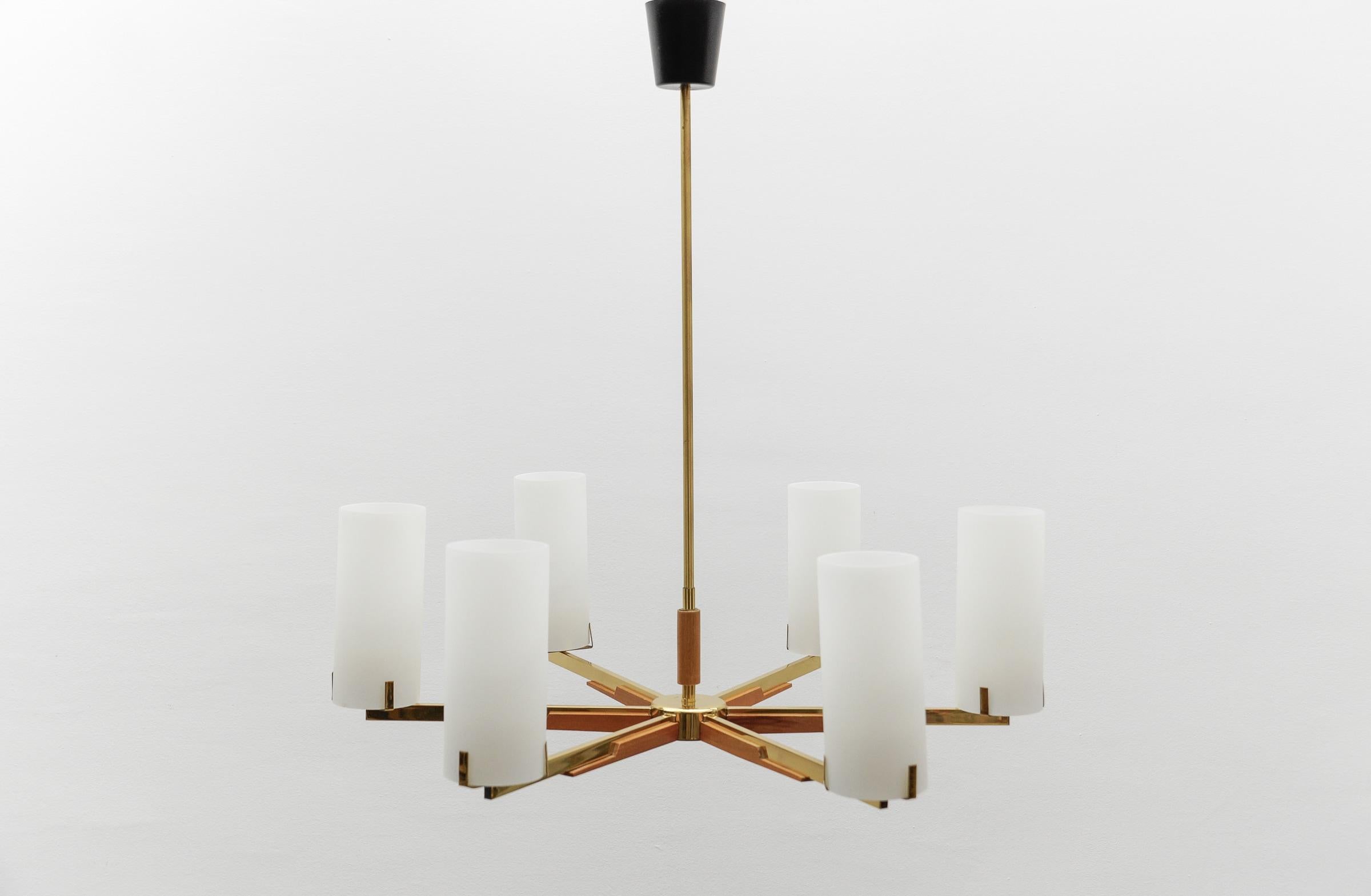 Pendelleuchte aus Teakholz, Messing und Opalglas von Kaiser Leuchten, 1960er Jahre (Moderne der Mitte des Jahrhunderts) im Angebot