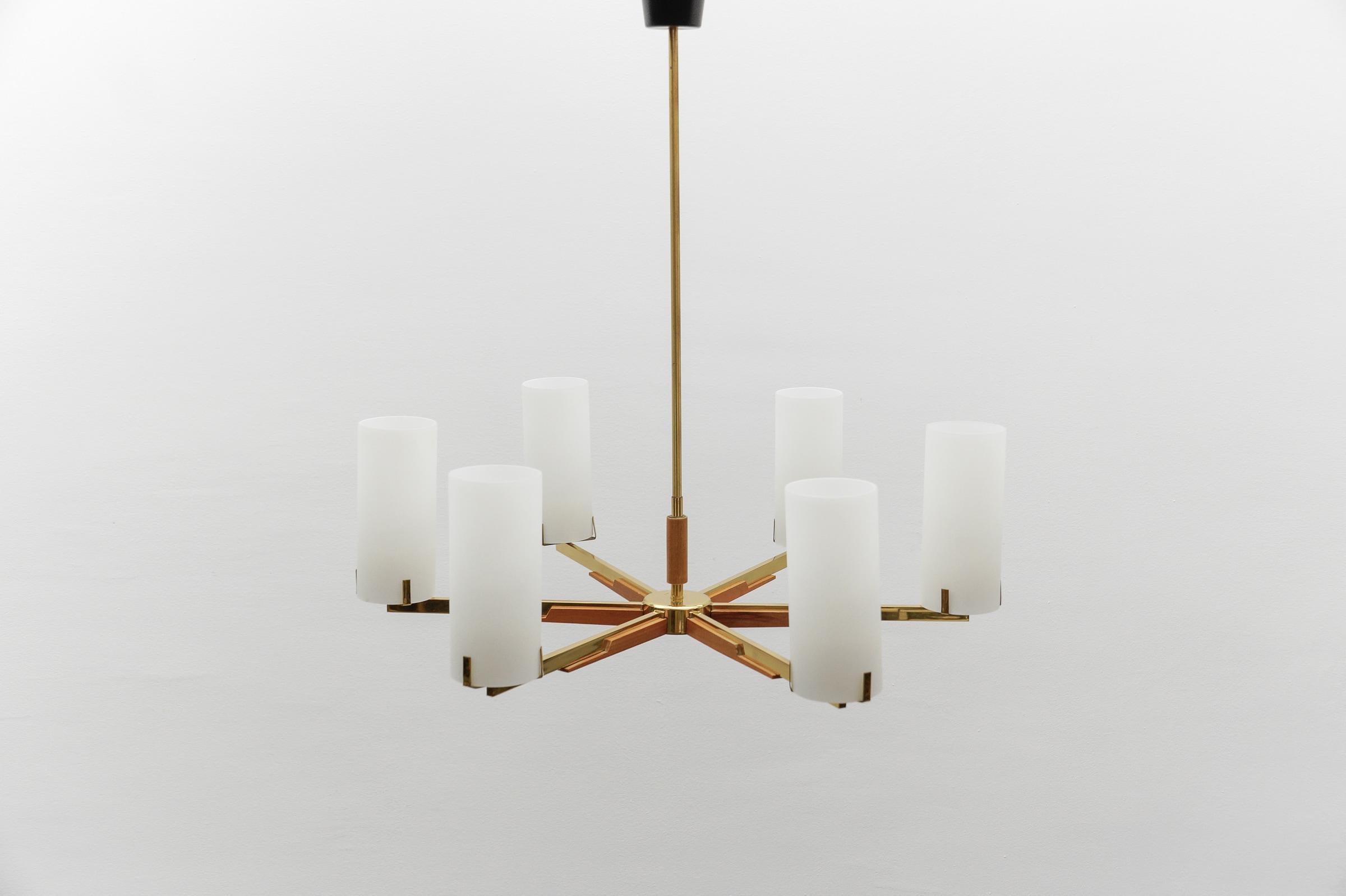 Pendelleuchte aus Teakholz, Messing und Opalglas von Kaiser Leuchten, 1960er Jahre (Mitte des 20. Jahrhunderts) im Angebot