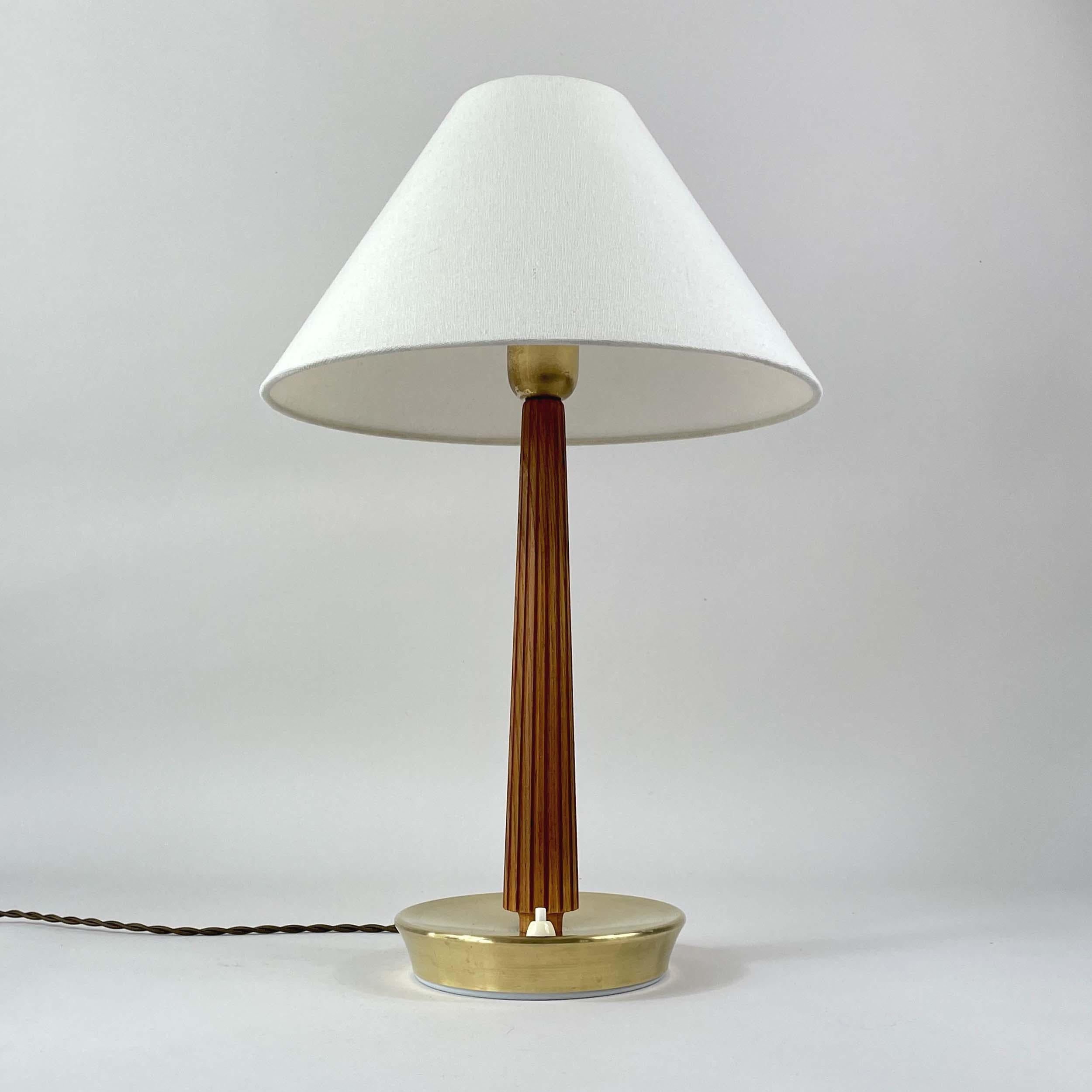 Lampe de table en teck et laiton, Bergboms, ASEA No E1240, Suède 1940s en vente 3