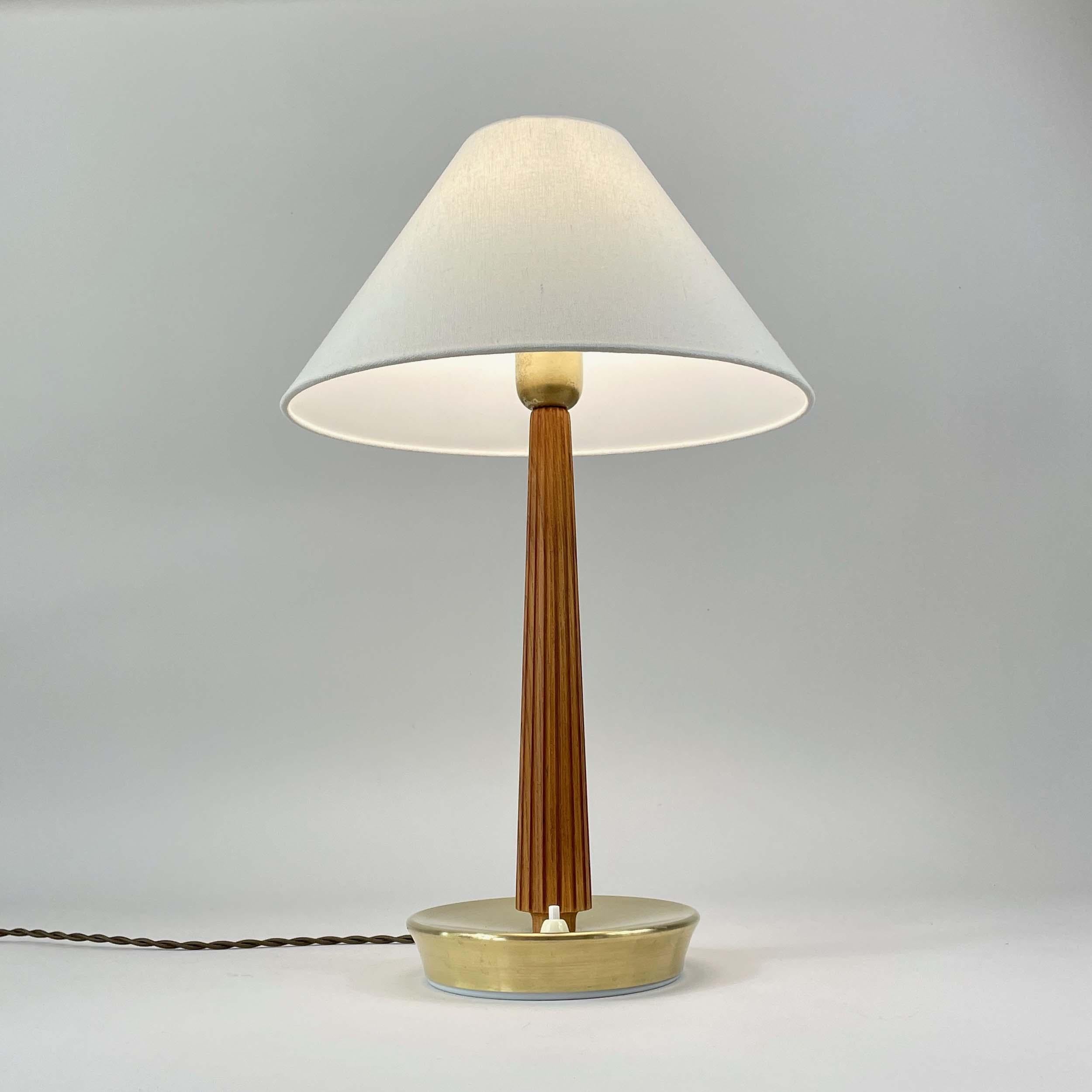 Suédois Lampe de table en teck et laiton, Bergboms, ASEA No E1240, Suède 1940s en vente