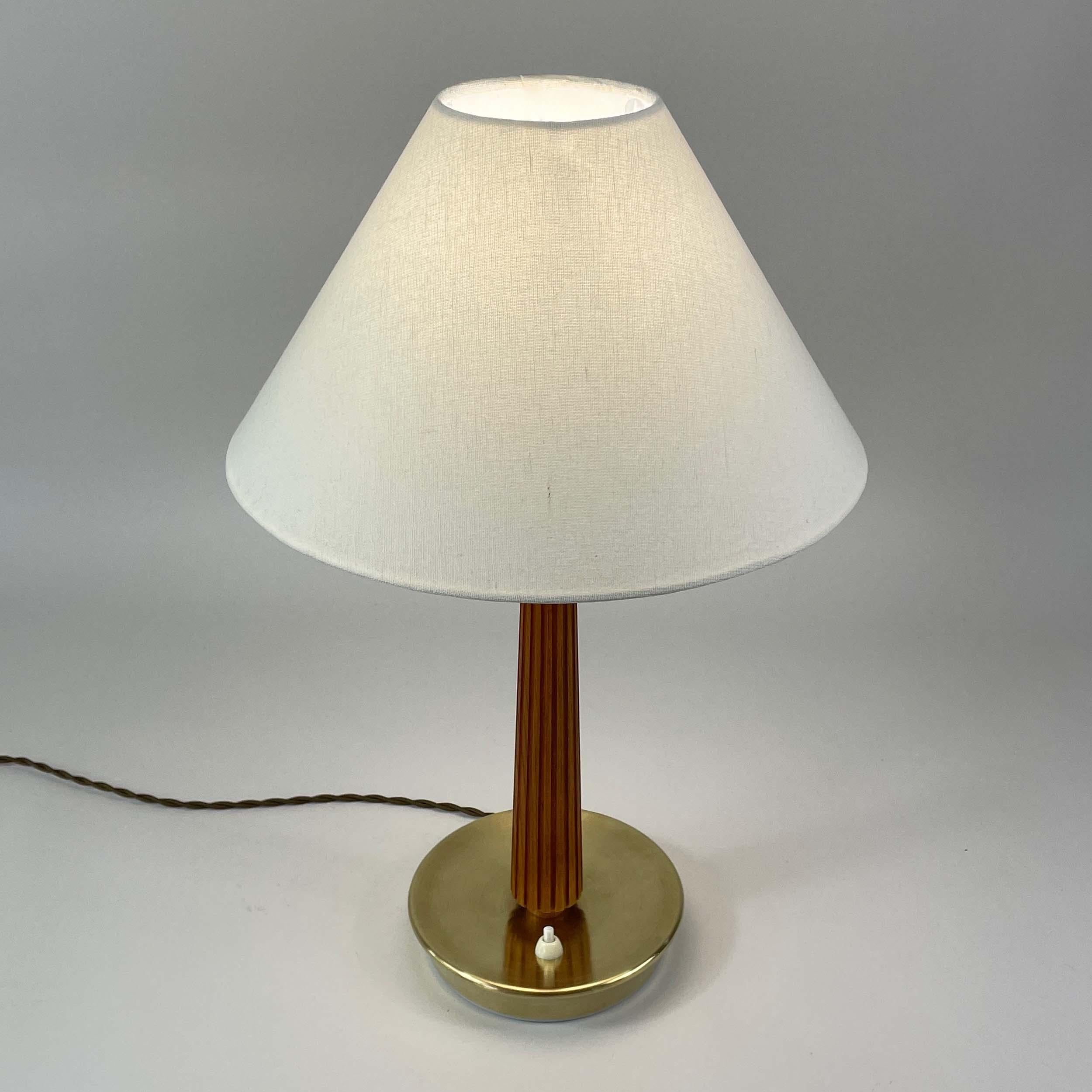 Lampe de table en teck et laiton, Bergboms, ASEA No E1240, Suède 1940s Bon état - En vente à NUEMBRECHT, NRW