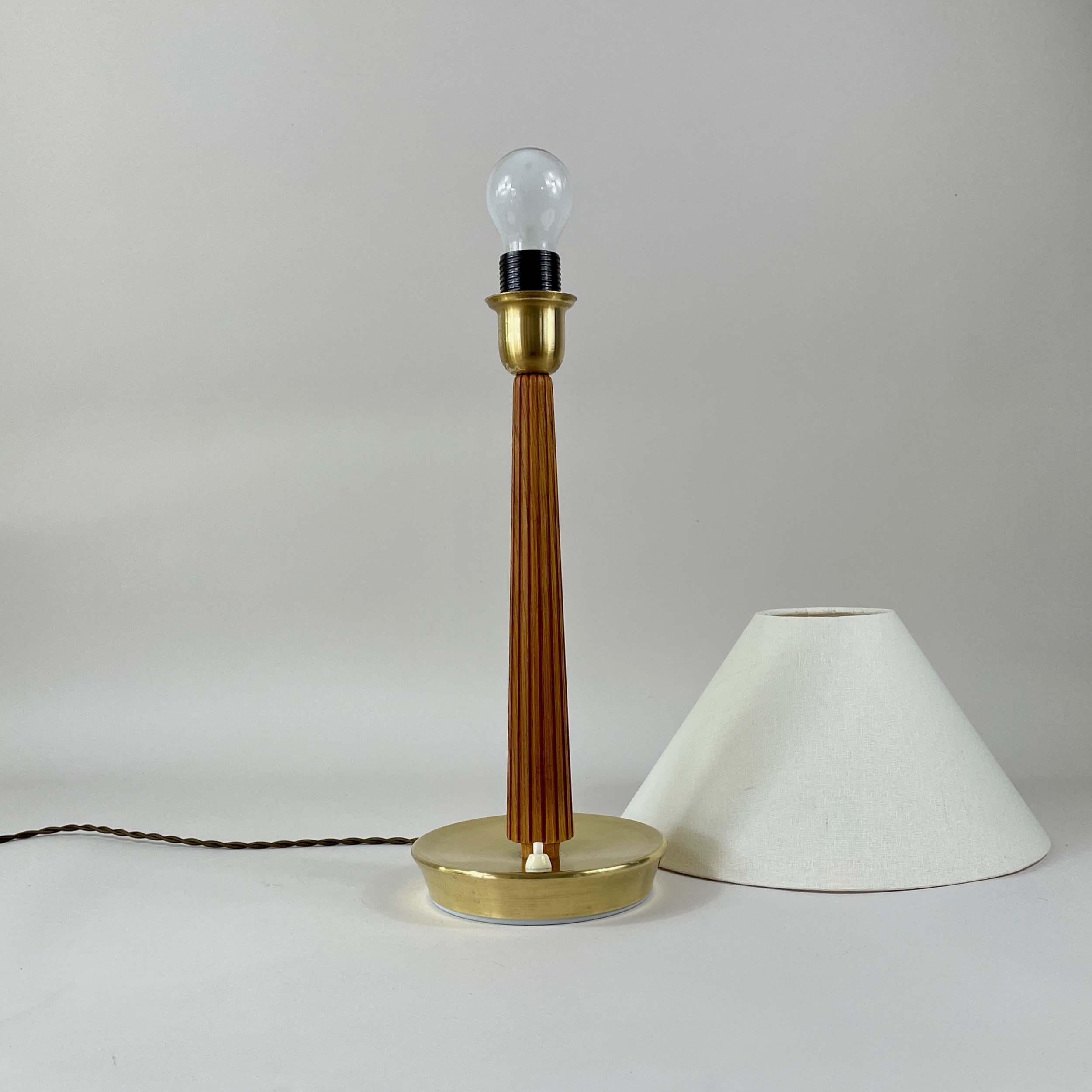 Milieu du XXe siècle Lampe de table en teck et laiton, Bergboms, ASEA No E1240, Suède 1940s en vente