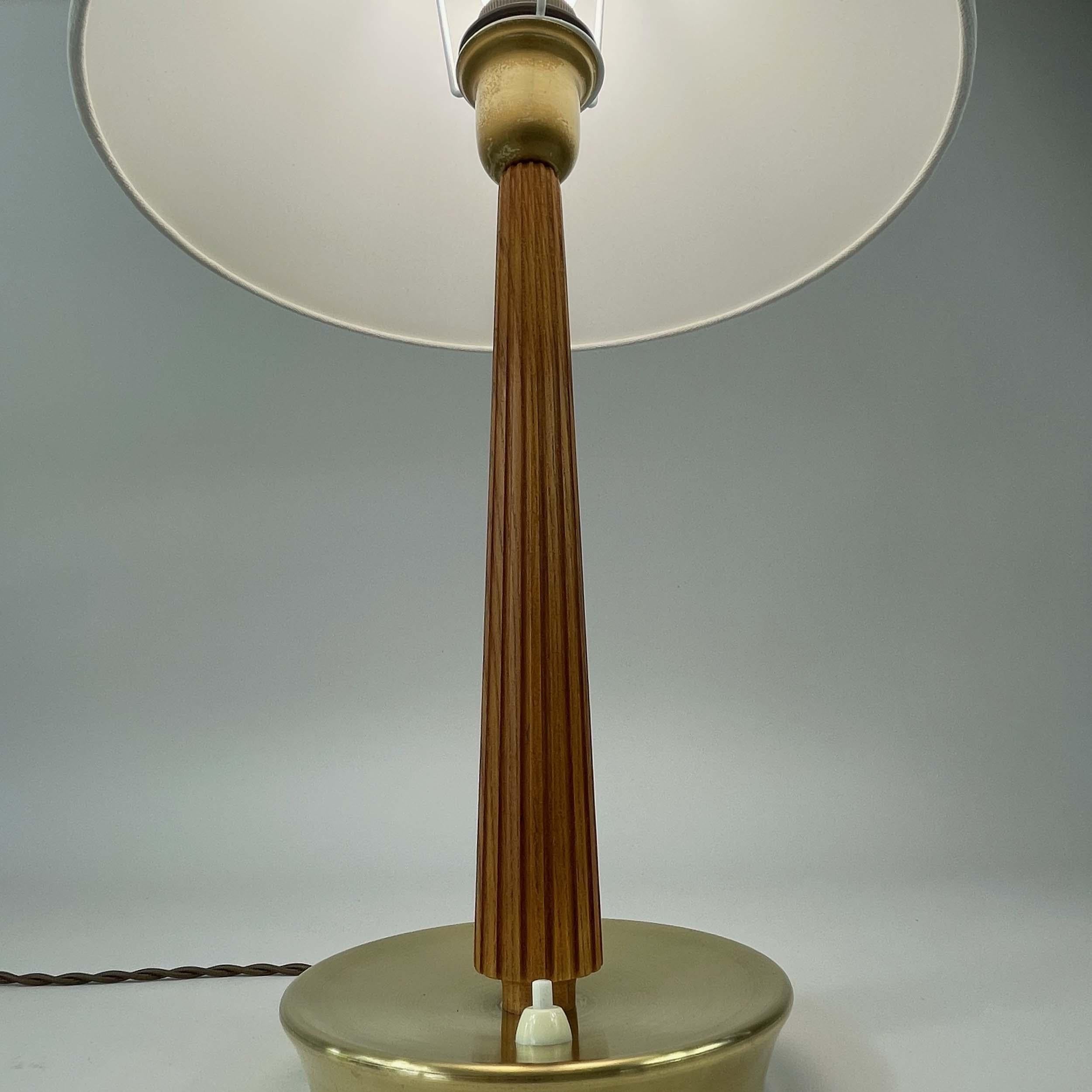 Laiton Lampe de table en teck et laiton, Bergboms, ASEA No E1240, Suède 1940s en vente