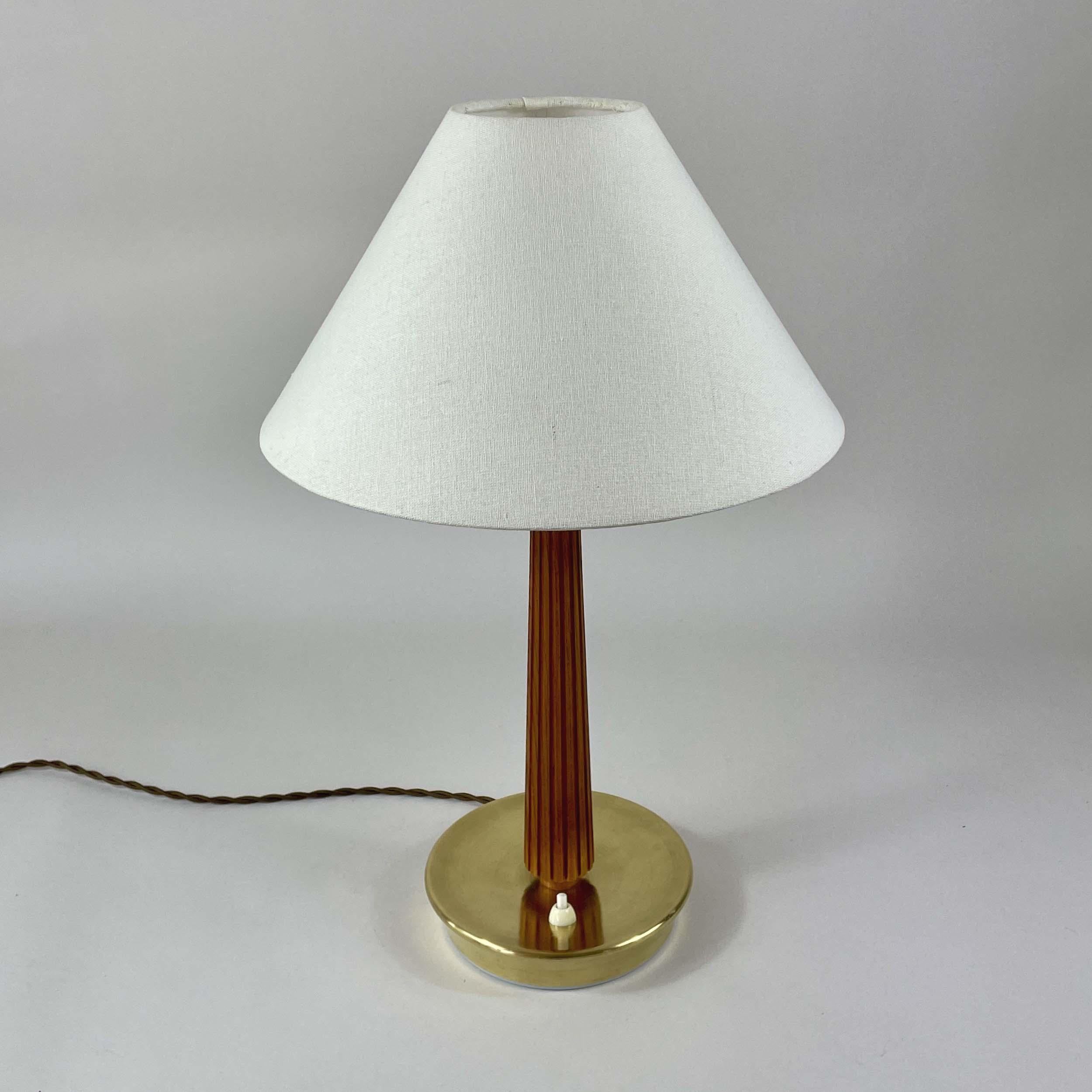 Lampe de table en teck et laiton, Bergboms, ASEA No E1240, Suède 1940s en vente 1