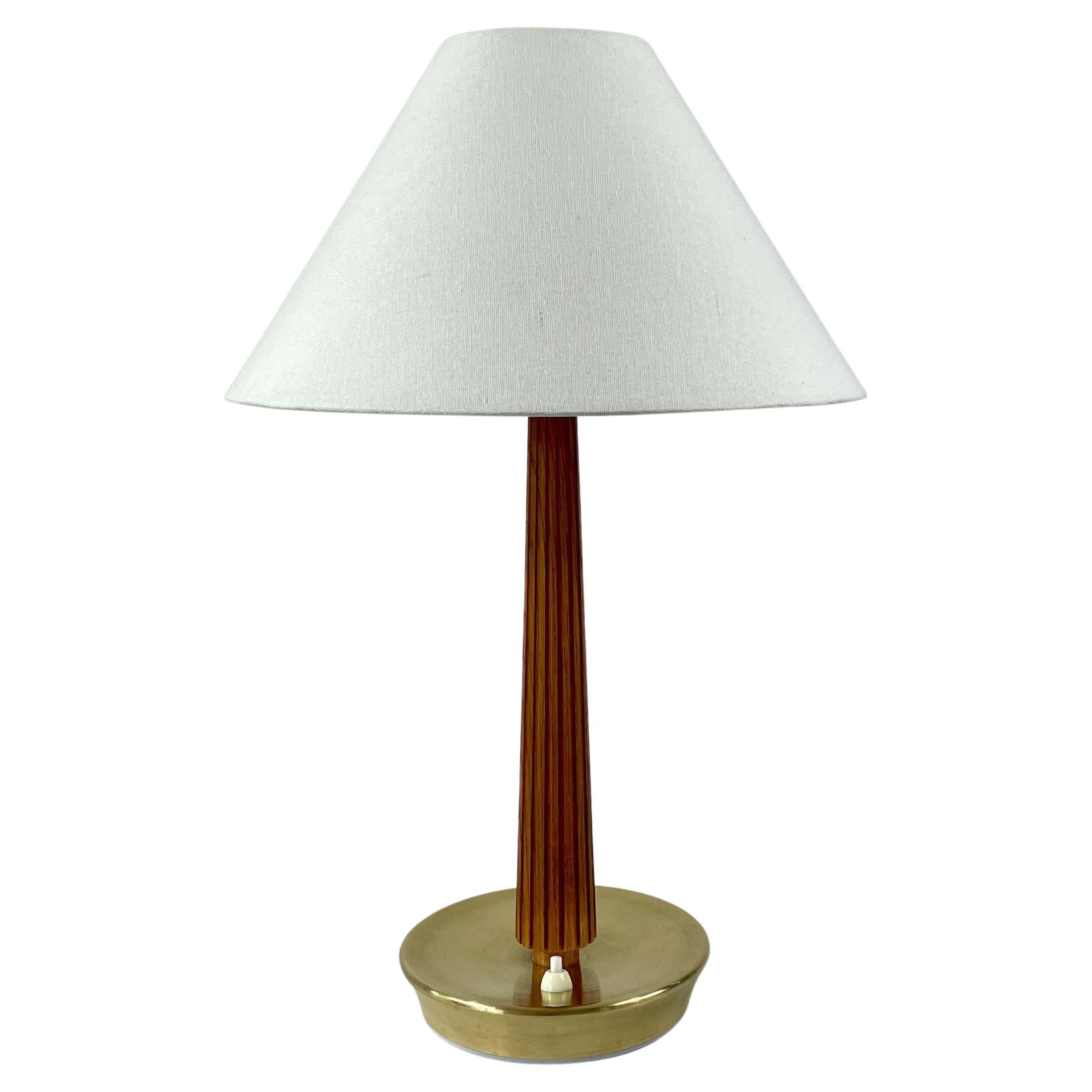 Lampe de table en teck et laiton, Bergboms, ASEA No E1240, Suède 1940s en vente