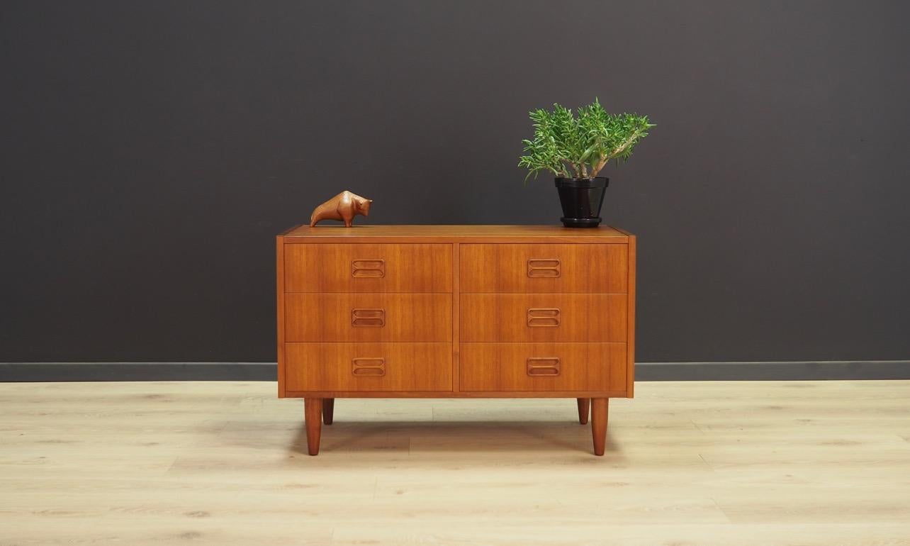 Remarkable chest of drawers from 1960s-1970s, Danish design. Surface veneered with teak, has six drawers with solid teak handles. Preserved in good condition (minor scratches and upholstery), directly for use.

Dimensions: height 55 cm, width 87
