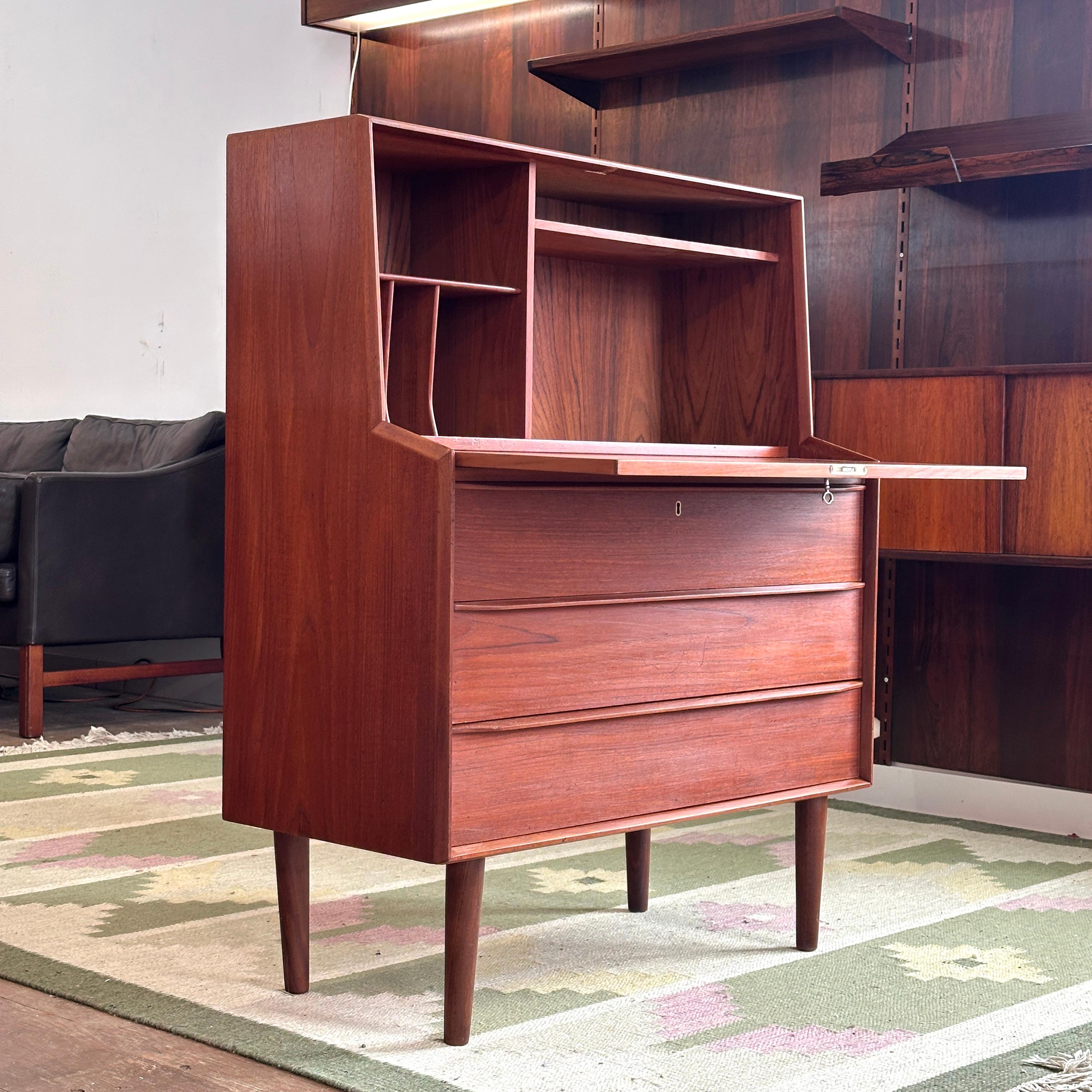 Mid-Century Modern Bureau en teck en vente