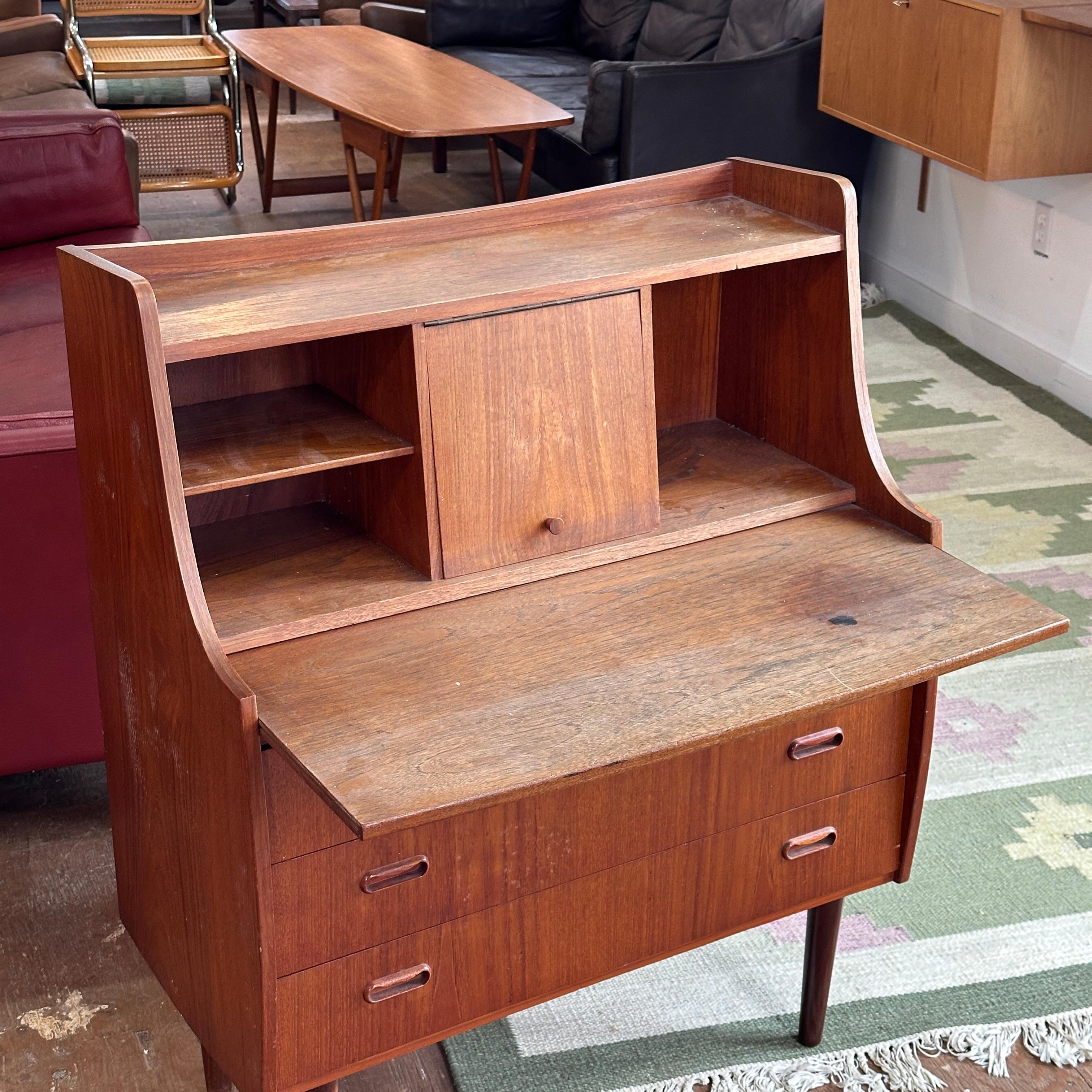 Mid-Century moderno Ufficio/comodino in teak in vendita