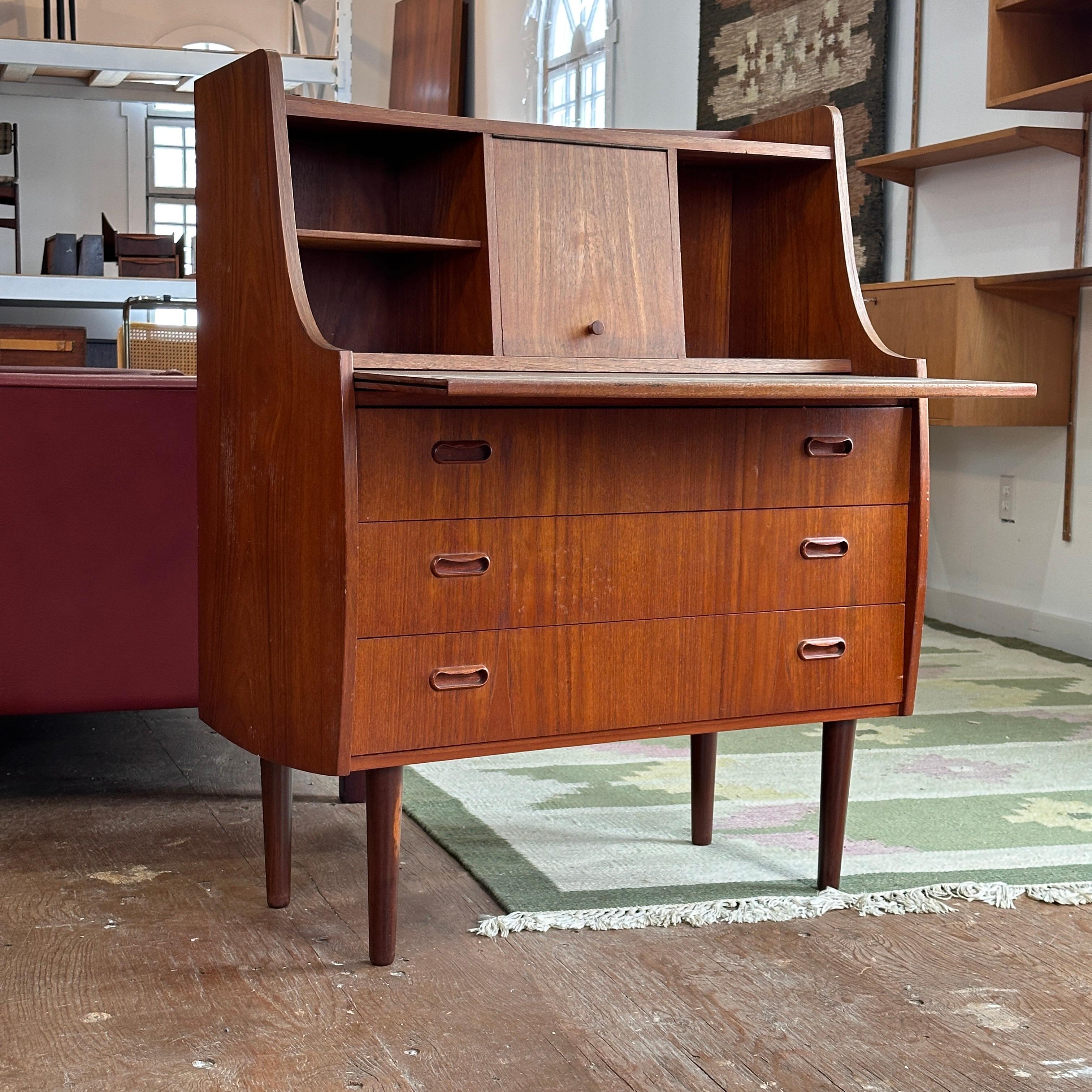 Metà XX secolo Ufficio/comodino in teak in vendita