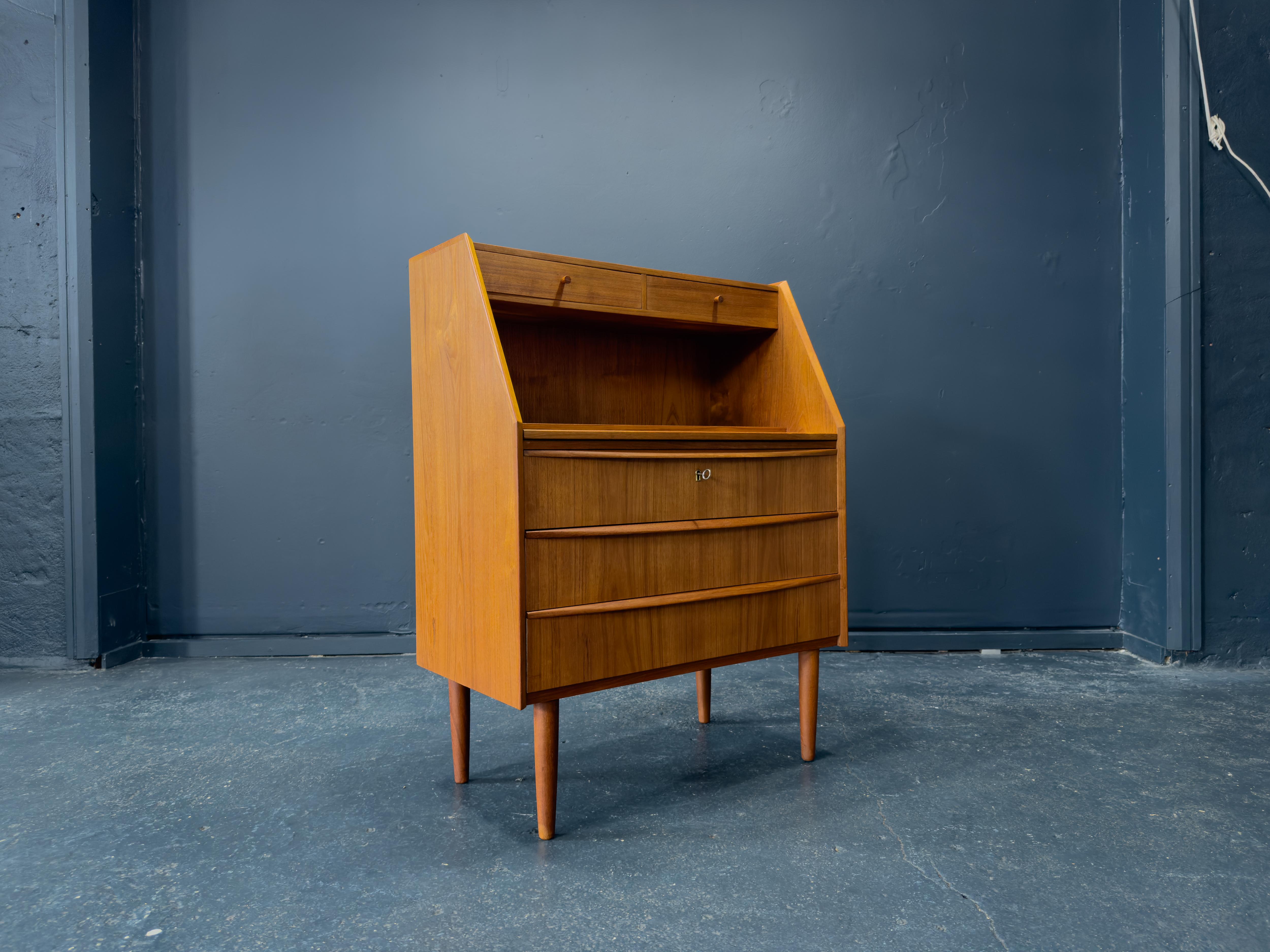 Teak Bureau with Writing Desk In Good Condition In London, GB