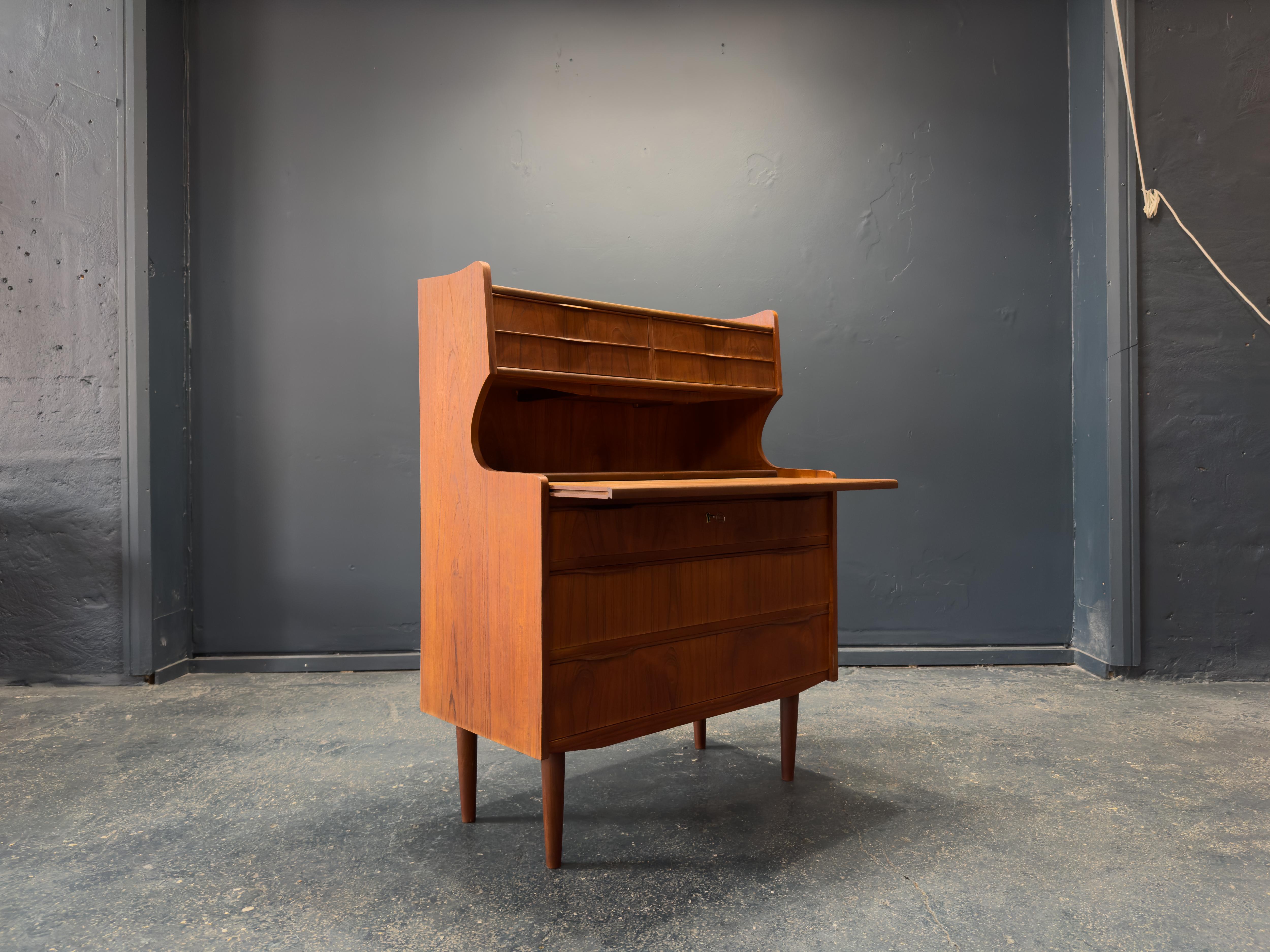 Teak Bureau with Writing Desk In Good Condition For Sale In London, GB