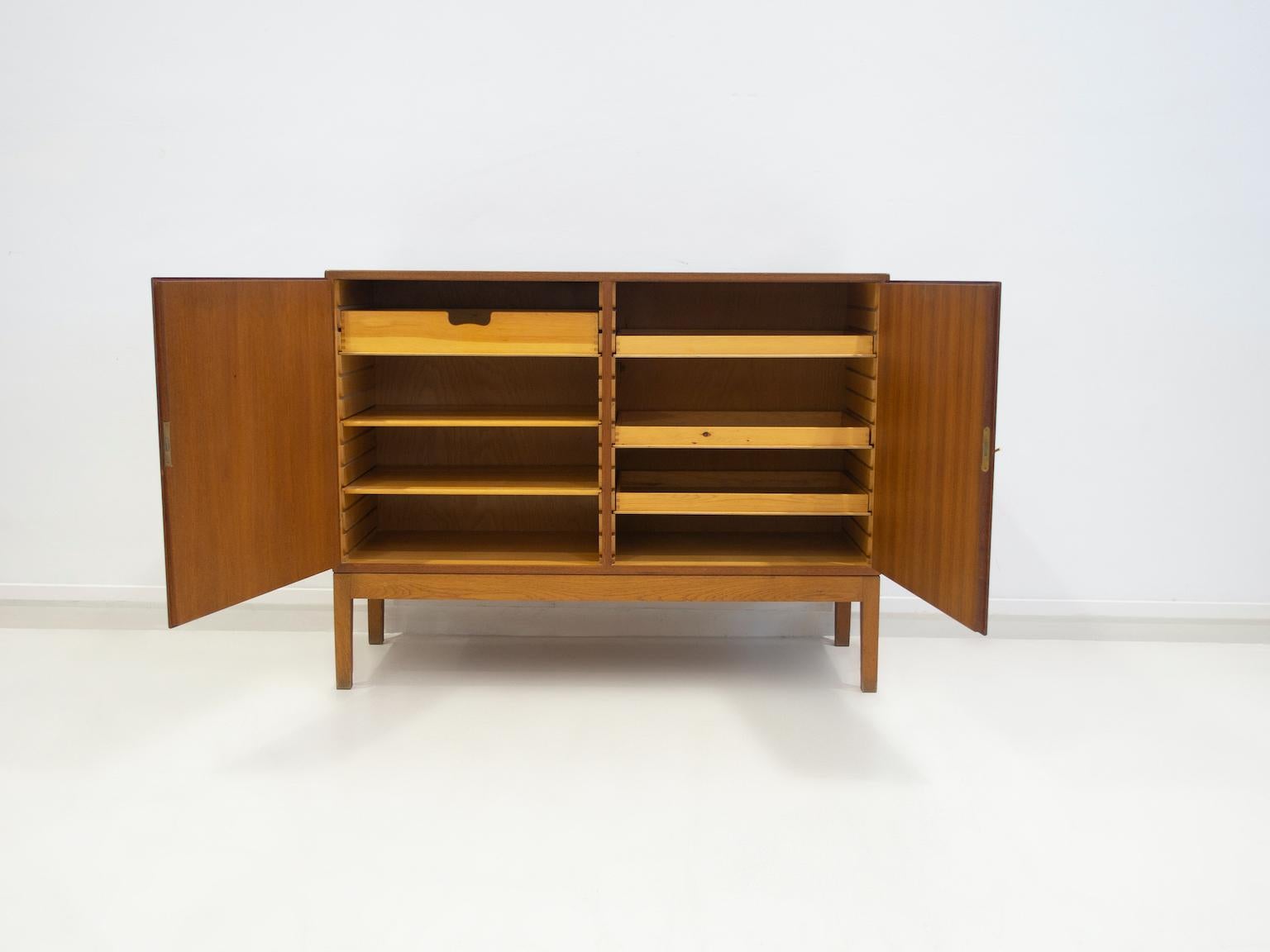 Teak Cabinet by Børge Mogensen, Model 232 In Good Condition For Sale In Madrid, ES