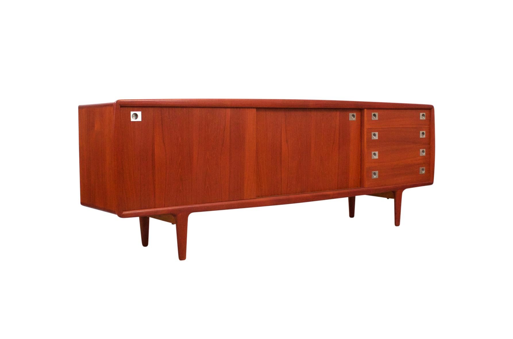 Teak cabinet by Danish furniture maker H.P. Hansen. Sliding doors and drawers with polished steel pulls.

____

We're offering our customers free domestic shipping on all items during the current health crisis. We will also offer free or deeply
