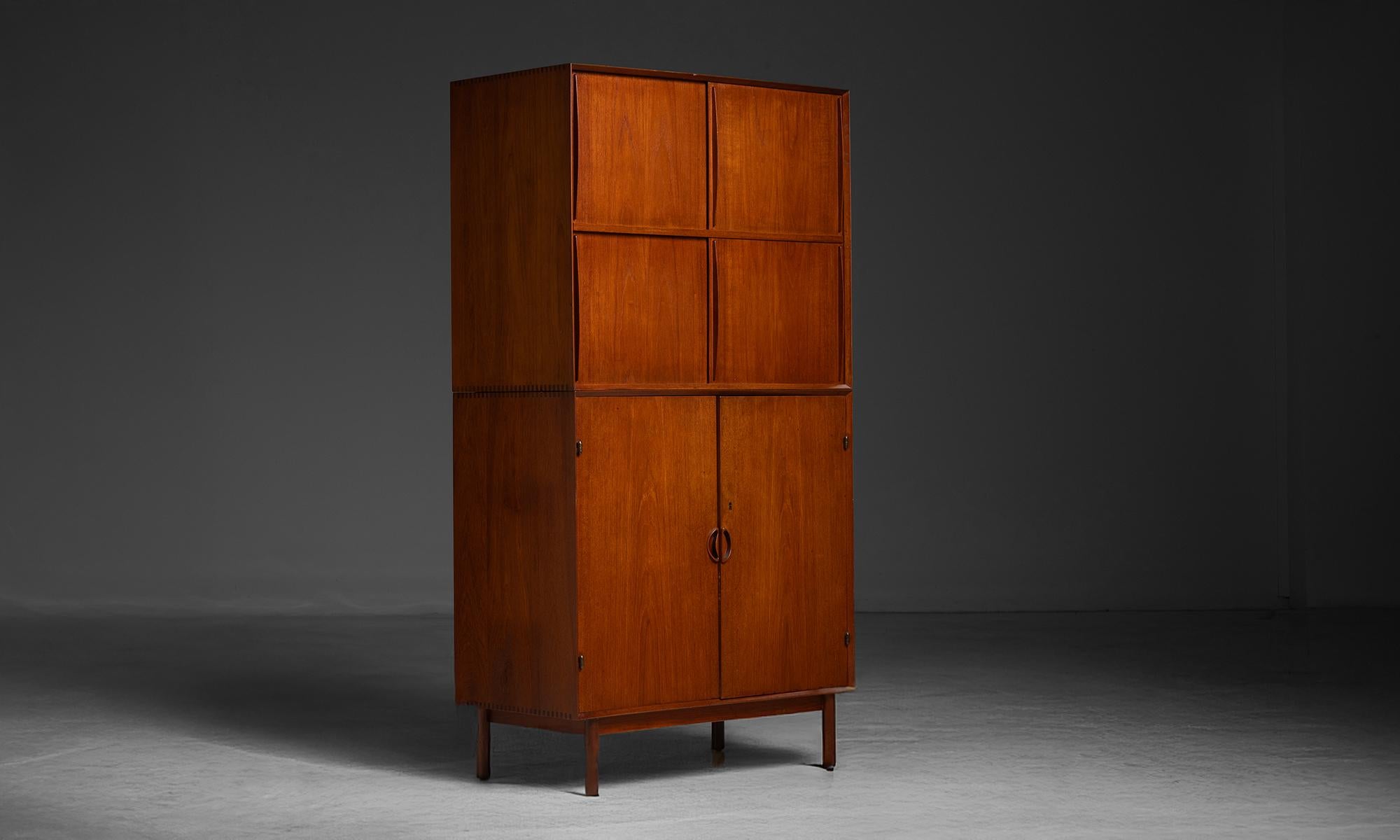 Dinamarca, 1950
Armario moderno de varios niveles de teca de Peter Hvidt y Orla Molgaard-Nielsen para Soborg Mobelfabrik. En dos piezas, con diseño intercambiable. Tiradores tallados a mano y herrajes de latón.
35,5